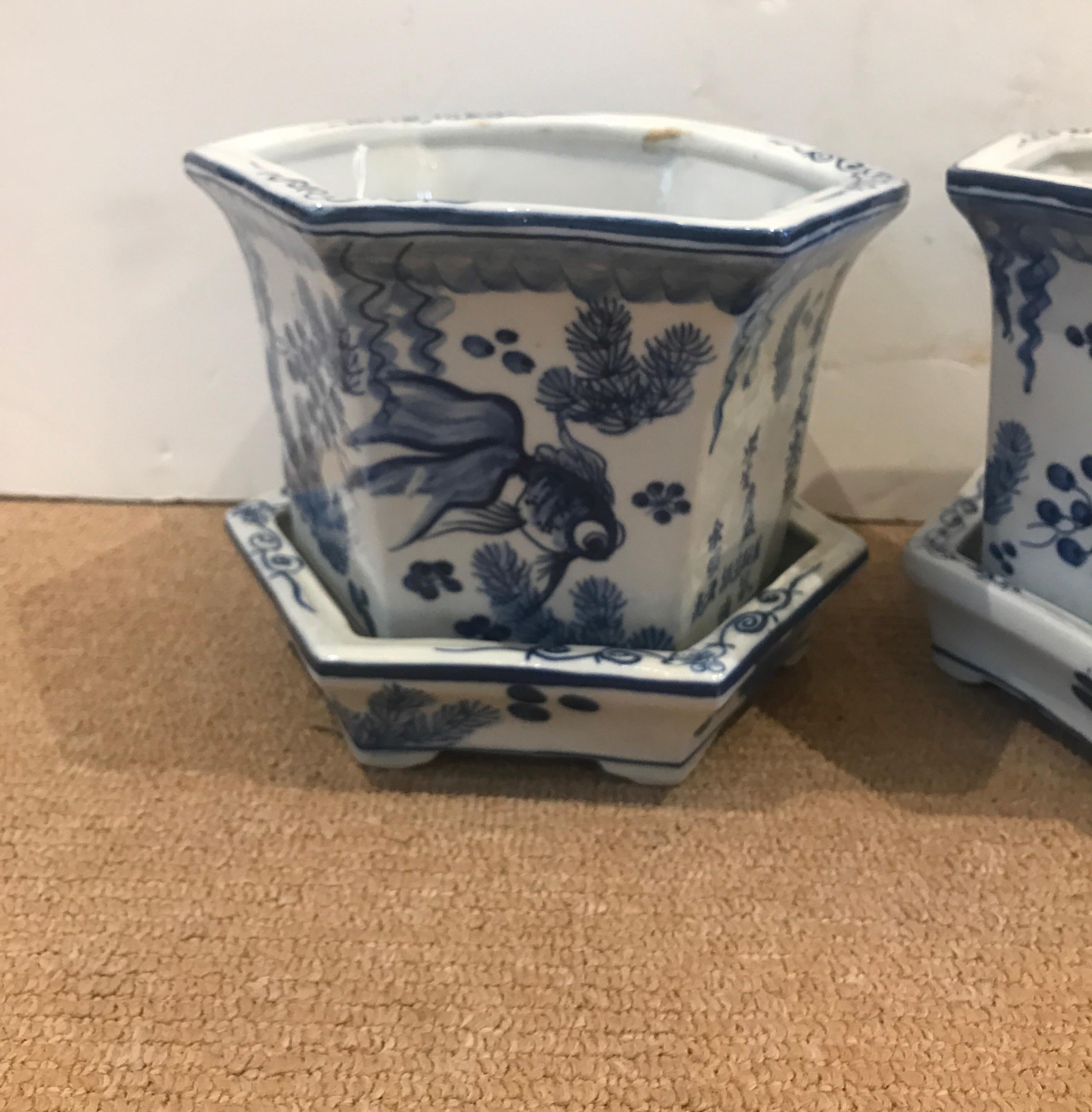 Exportation chinoise Paire de jardinières chinoises en porcelaine bleue et blanche
