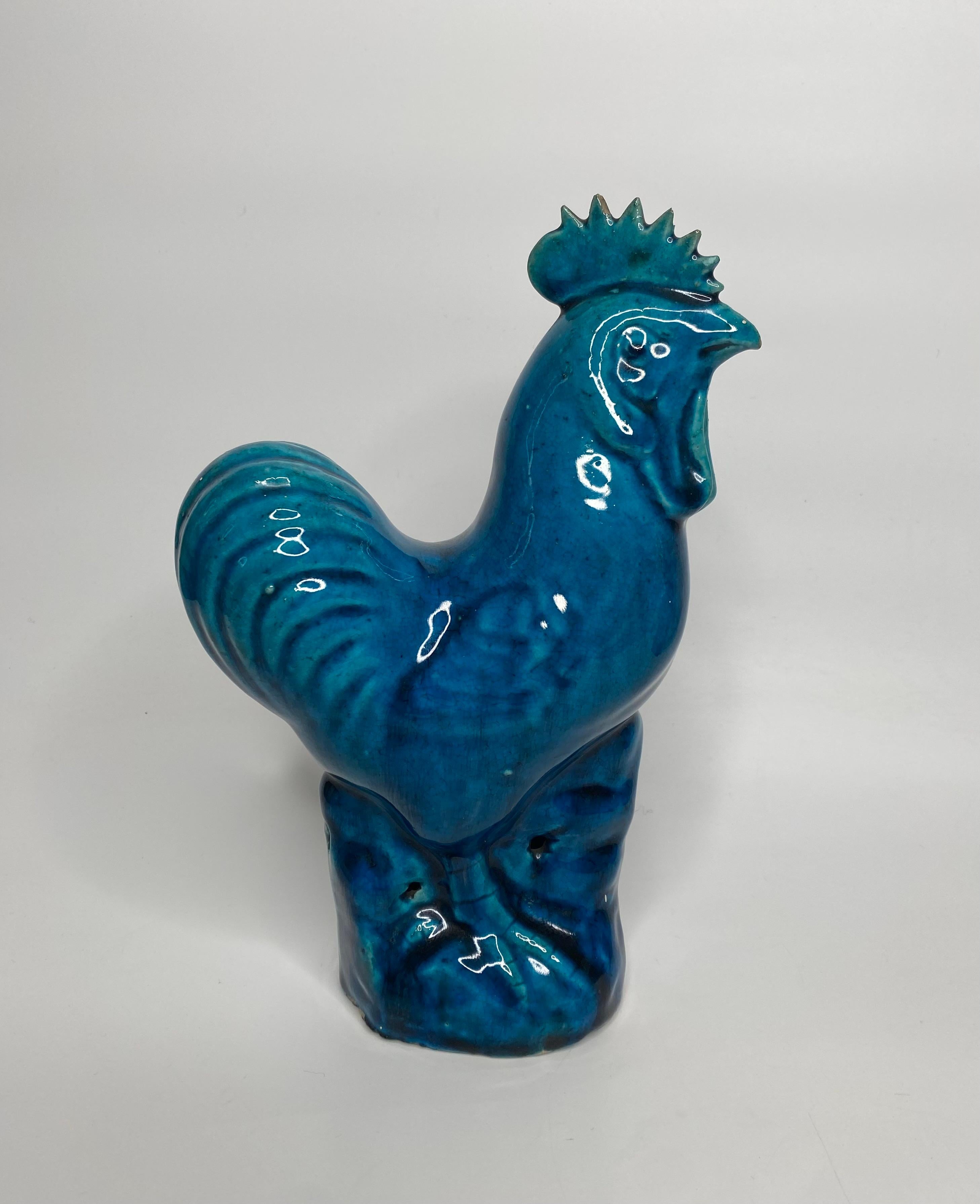 
Pareja de gallos de porcelana china, c. 1880, dinastía Qing. Ambos gallos, de pie sobre una base perforada de montículo rocoso, y cubiertos de vidriado turquesa.
Altura - 25,5 cm, 10