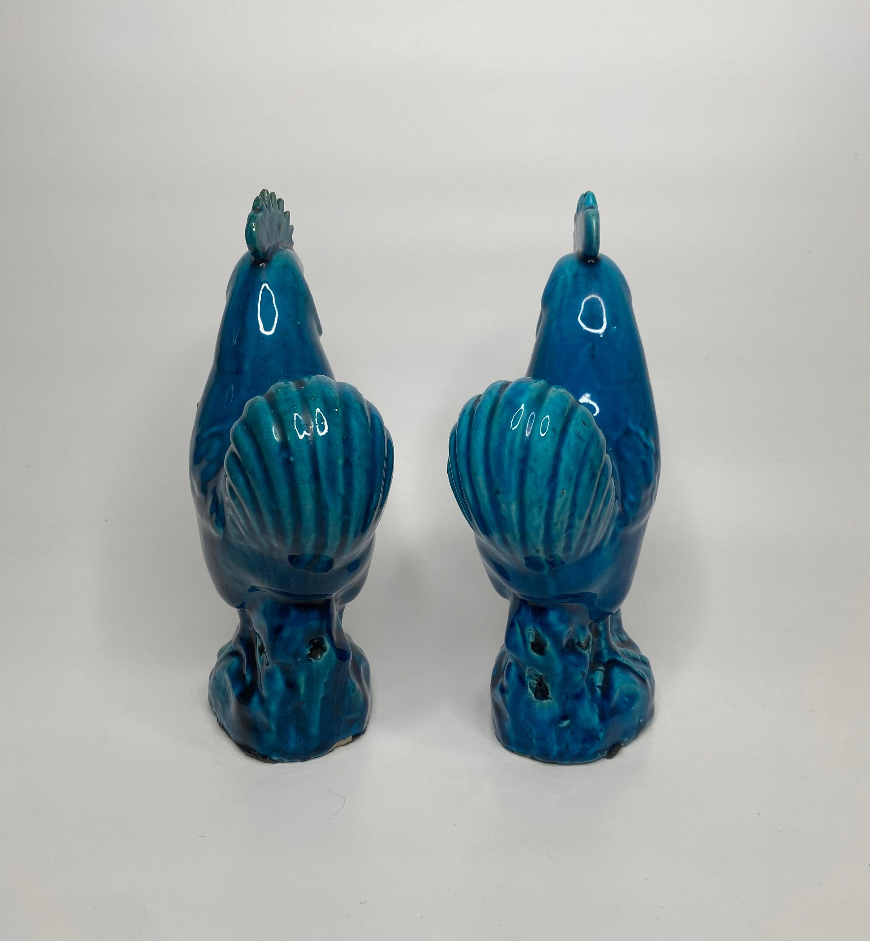 Pareja de gallos de porcelana china, c. 1880, dinastía Qing. siglo XIX en venta