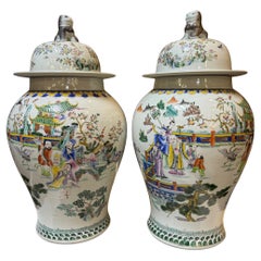 Paar chinesische Ingwerurnen aus Porzellan mit Deckel - Qianlong-Vasen, -Gefäße, Qing-Keramik