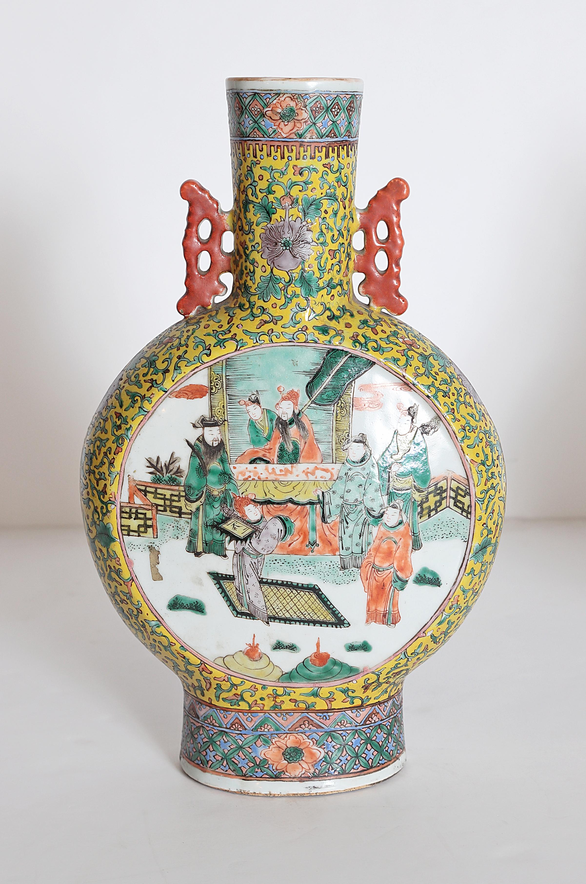 Pair of Chinese Porcelain Moon Flask Vases In Good Condition In Dallas, TX