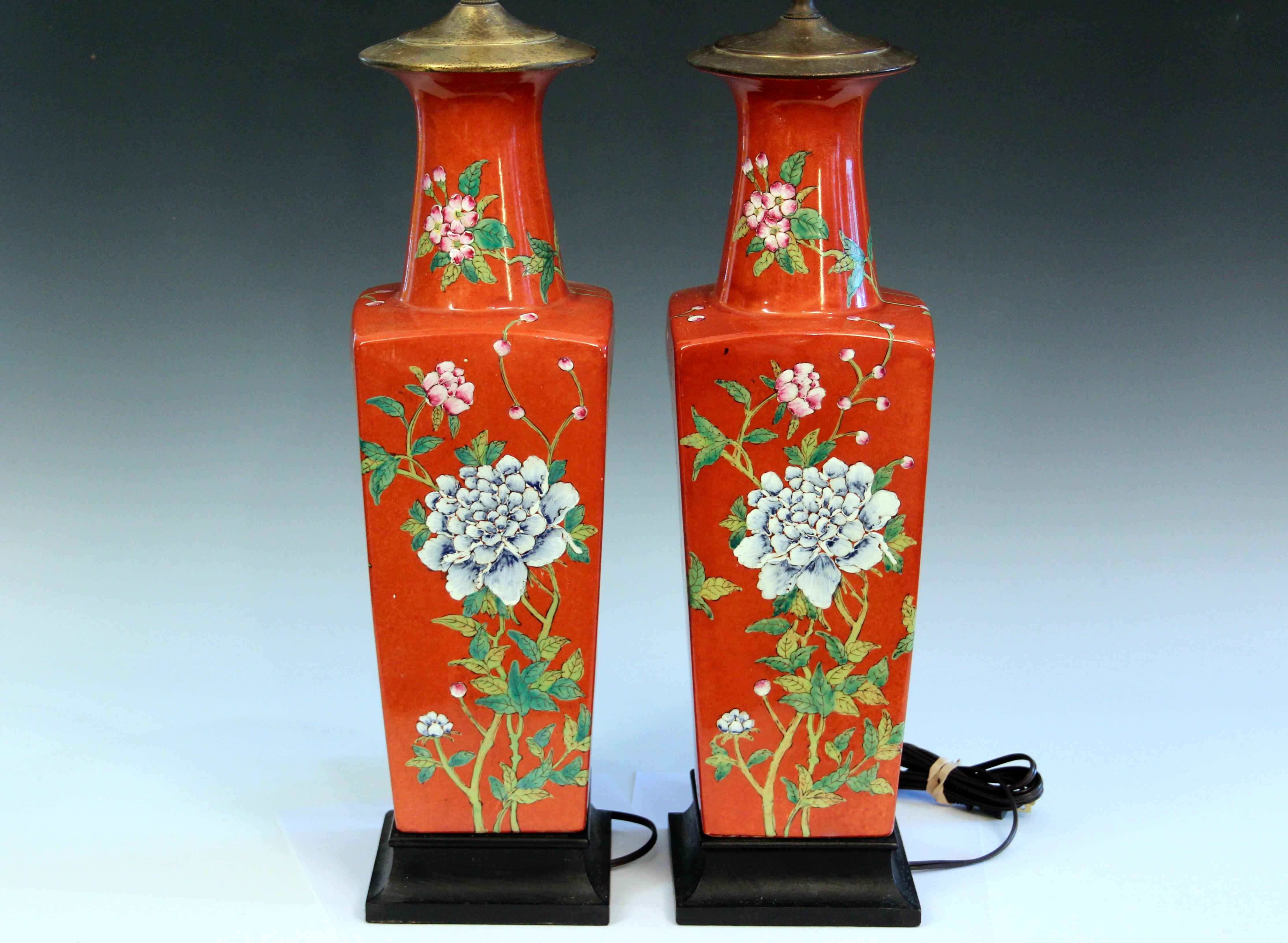 Pareja Porcelana China Vieja Chinoiserie Vintage Lámparas Cuadradas Jarrón Famille Rouge en Bueno estado para la venta en Wilton, CT