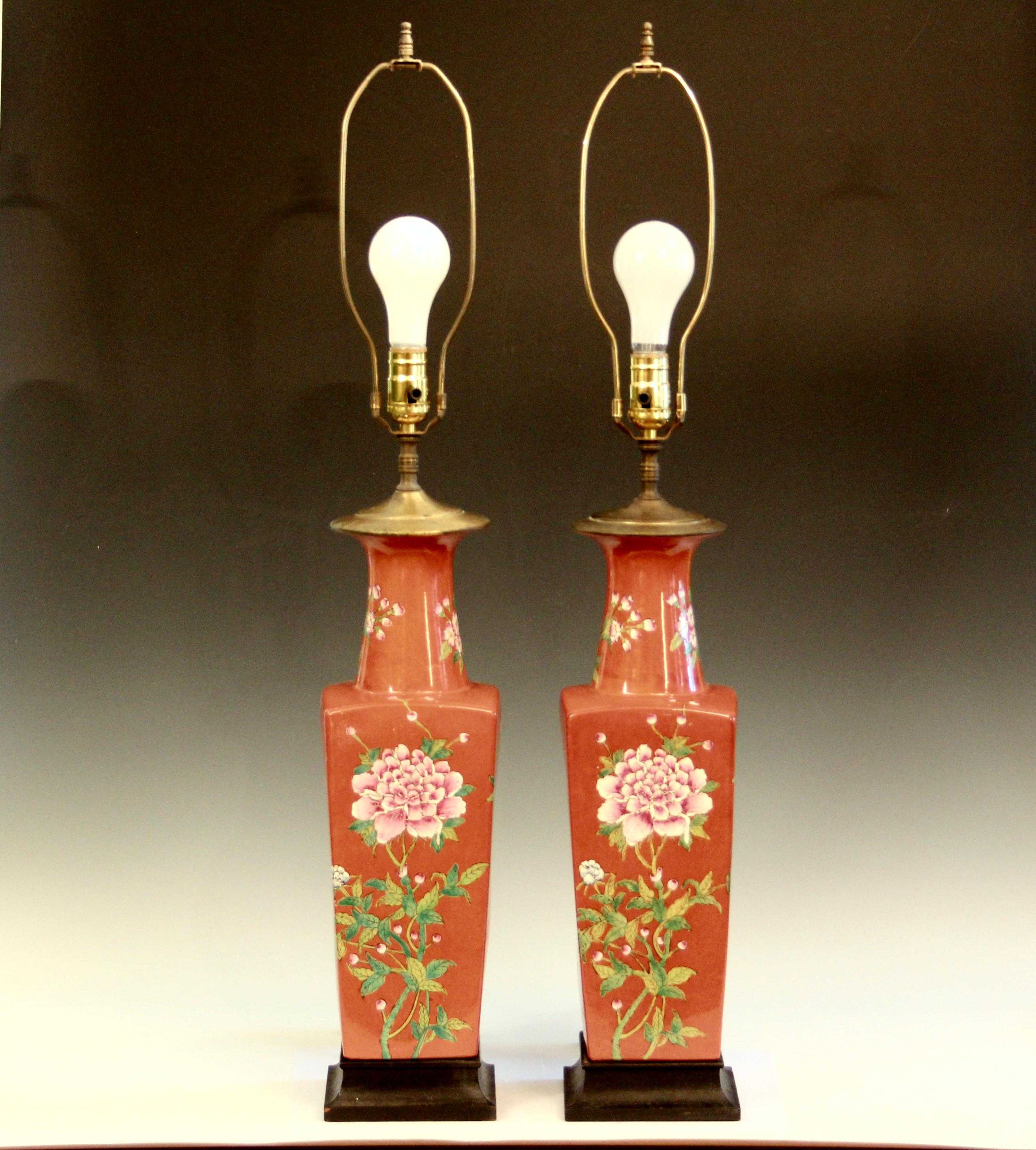Pareja Porcelana China Vieja Chinoiserie Vintage Lámparas Cuadradas Jarrón Famille Rouge finales del siglo XX en venta