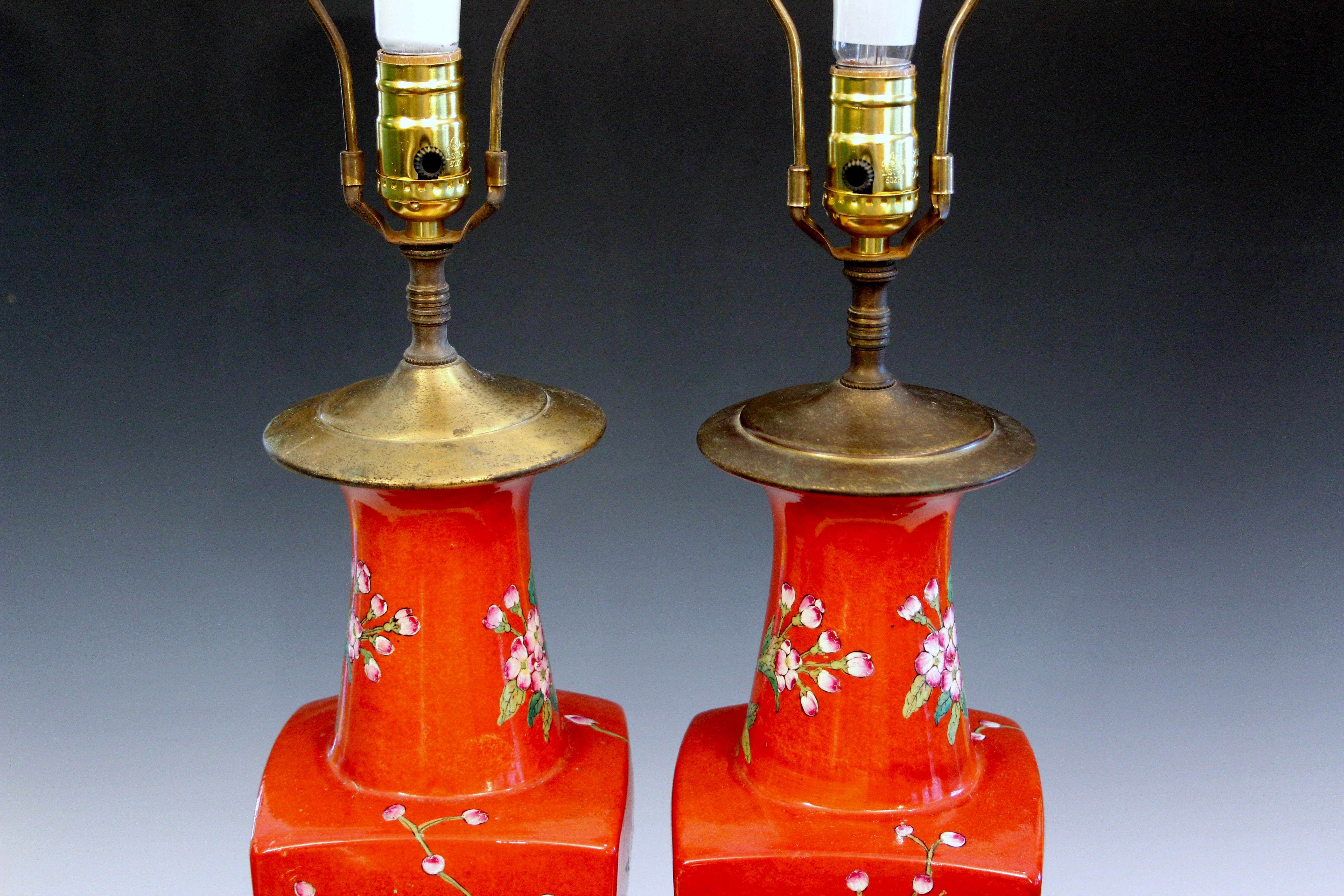 Pareja Porcelana China Vieja Chinoiserie Vintage Lámparas Cuadradas Jarrón Famille Rouge en venta 1