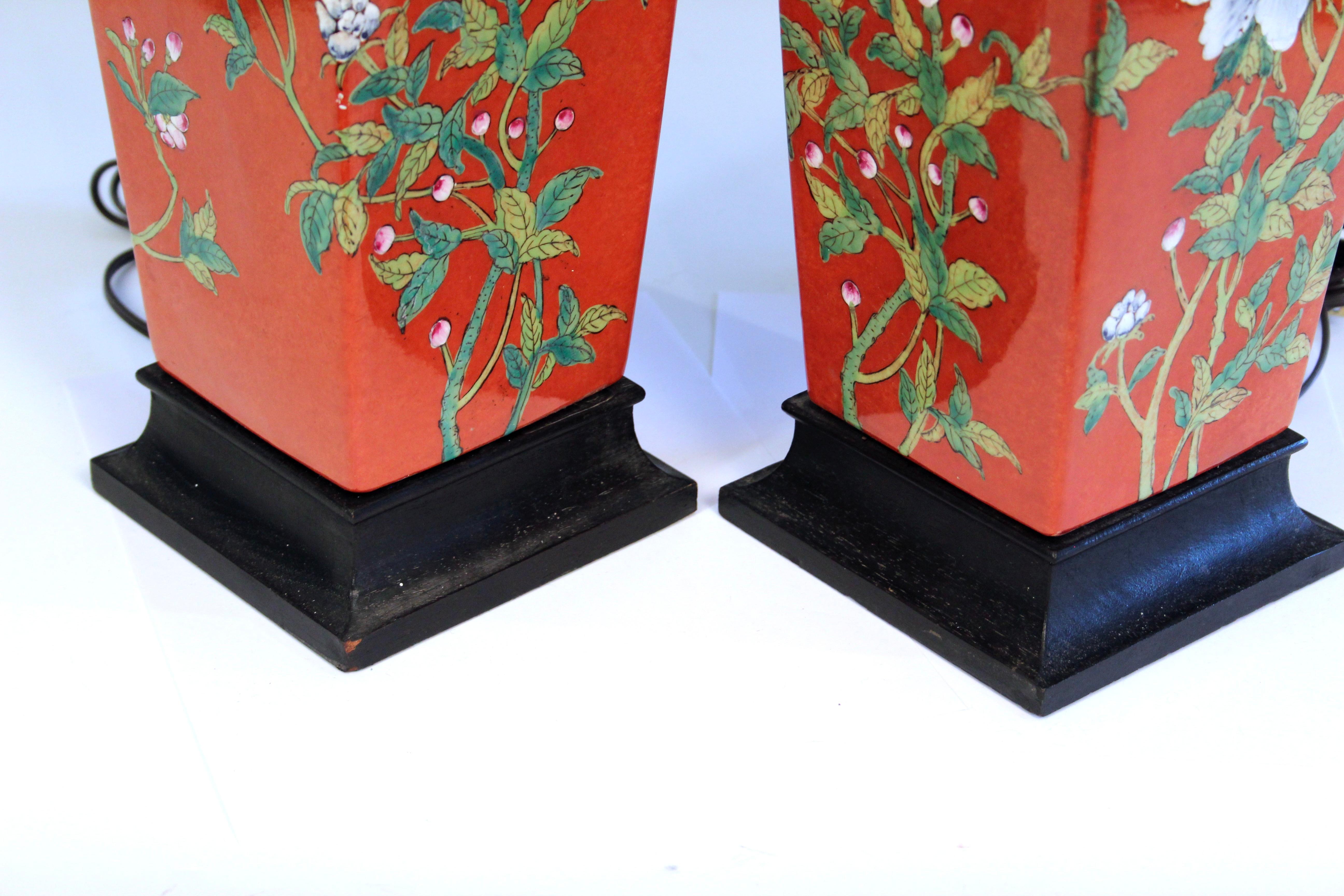 Pareja Porcelana China Vieja Chinoiserie Vintage Lámparas Cuadradas Jarrón Famille Rouge en venta 2