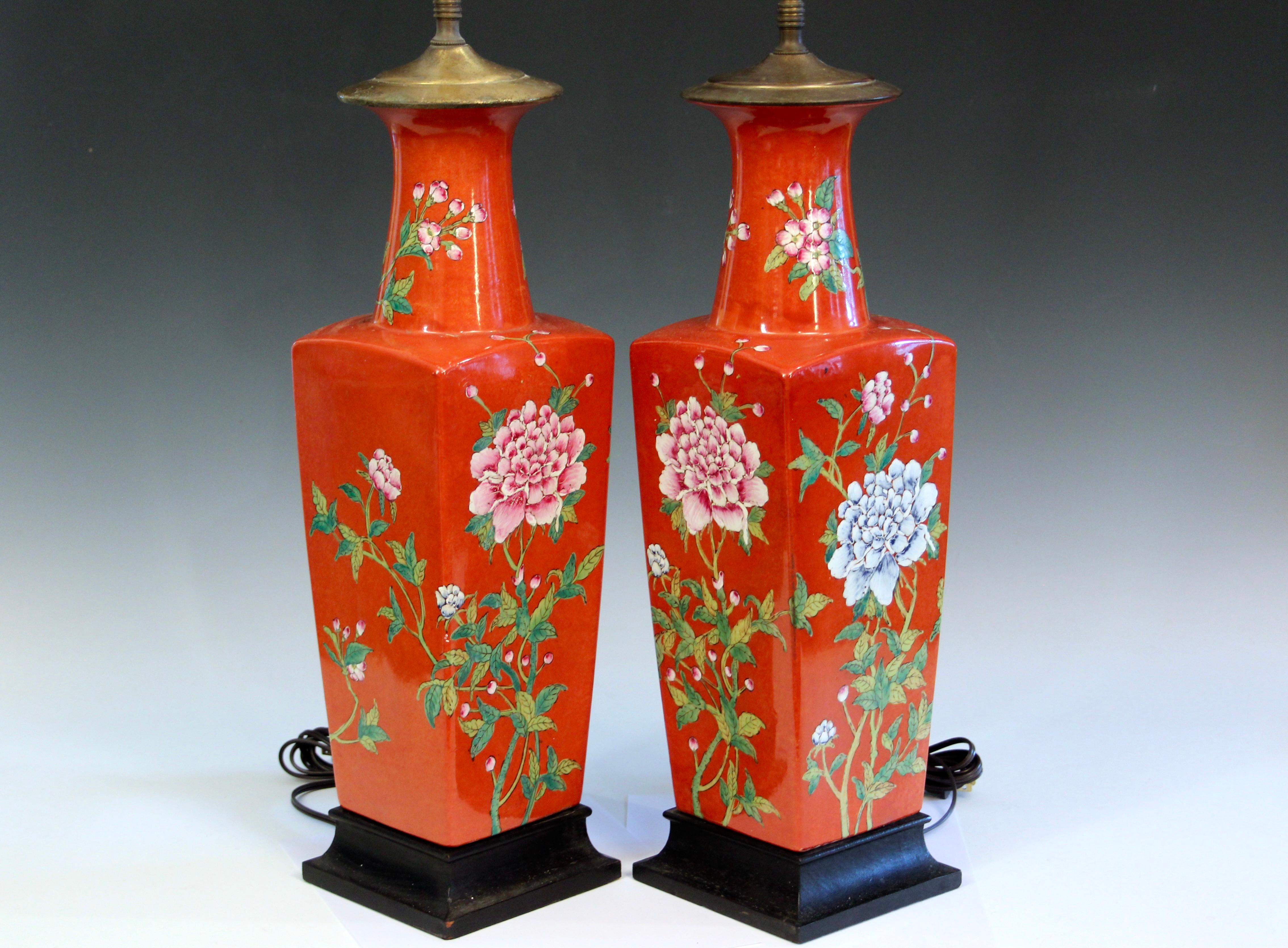 Pareja Porcelana China Vieja Chinoiserie Vintage Lámparas Cuadradas Jarrón Famille Rouge en venta 3