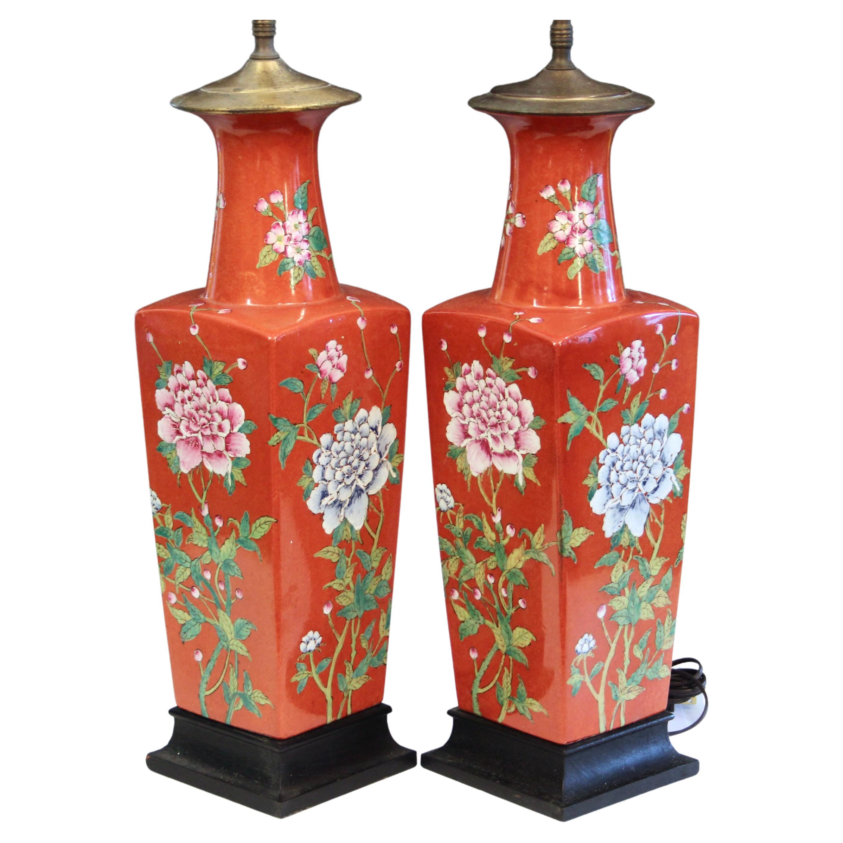 Paire de lampes carrées vintage en porcelaine chinoise de style chinoiseries anciennes, vase Famille Rouge