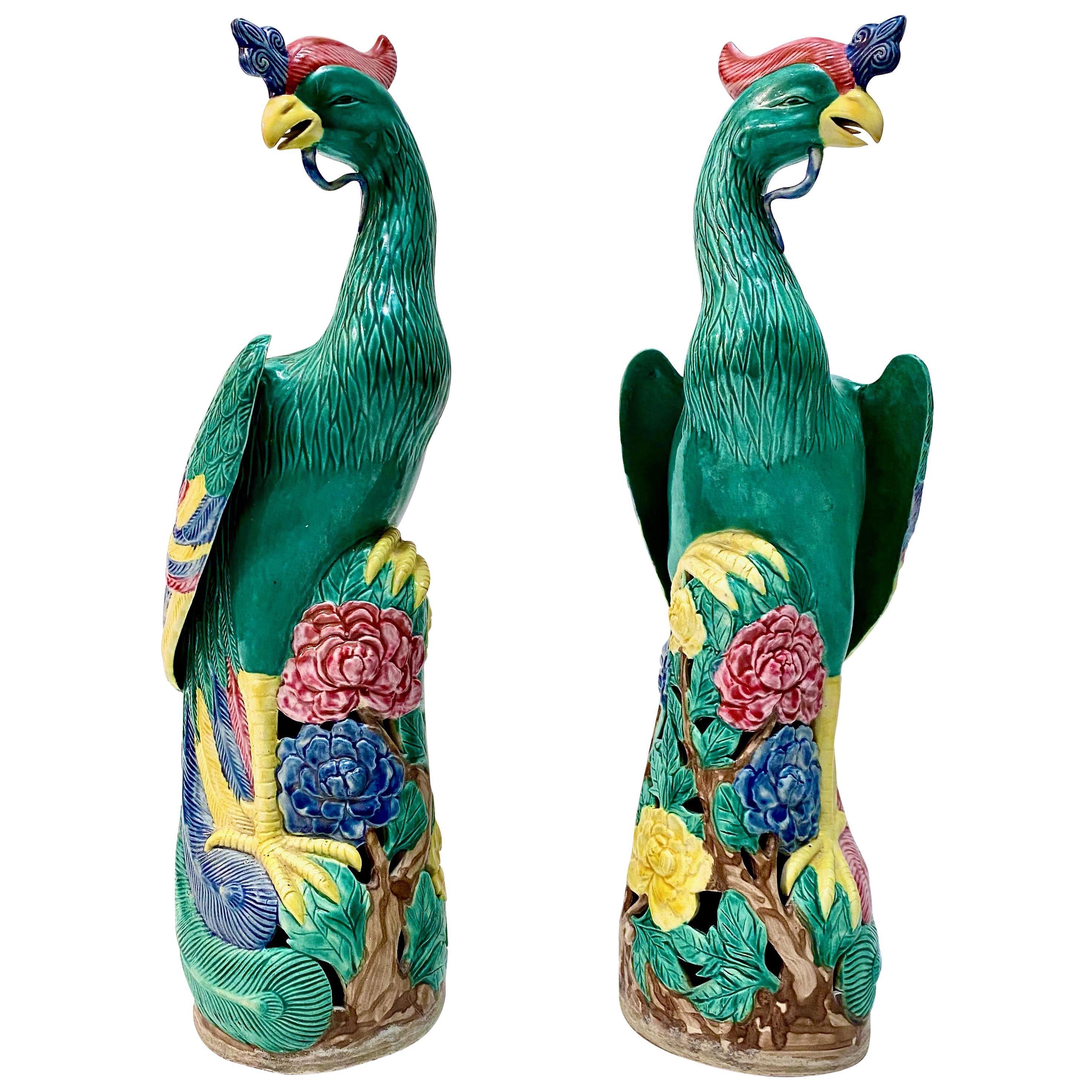 Paar chinesische Porzellan-Phönixvögel aus der Mitte des 20. Jahrhunderts