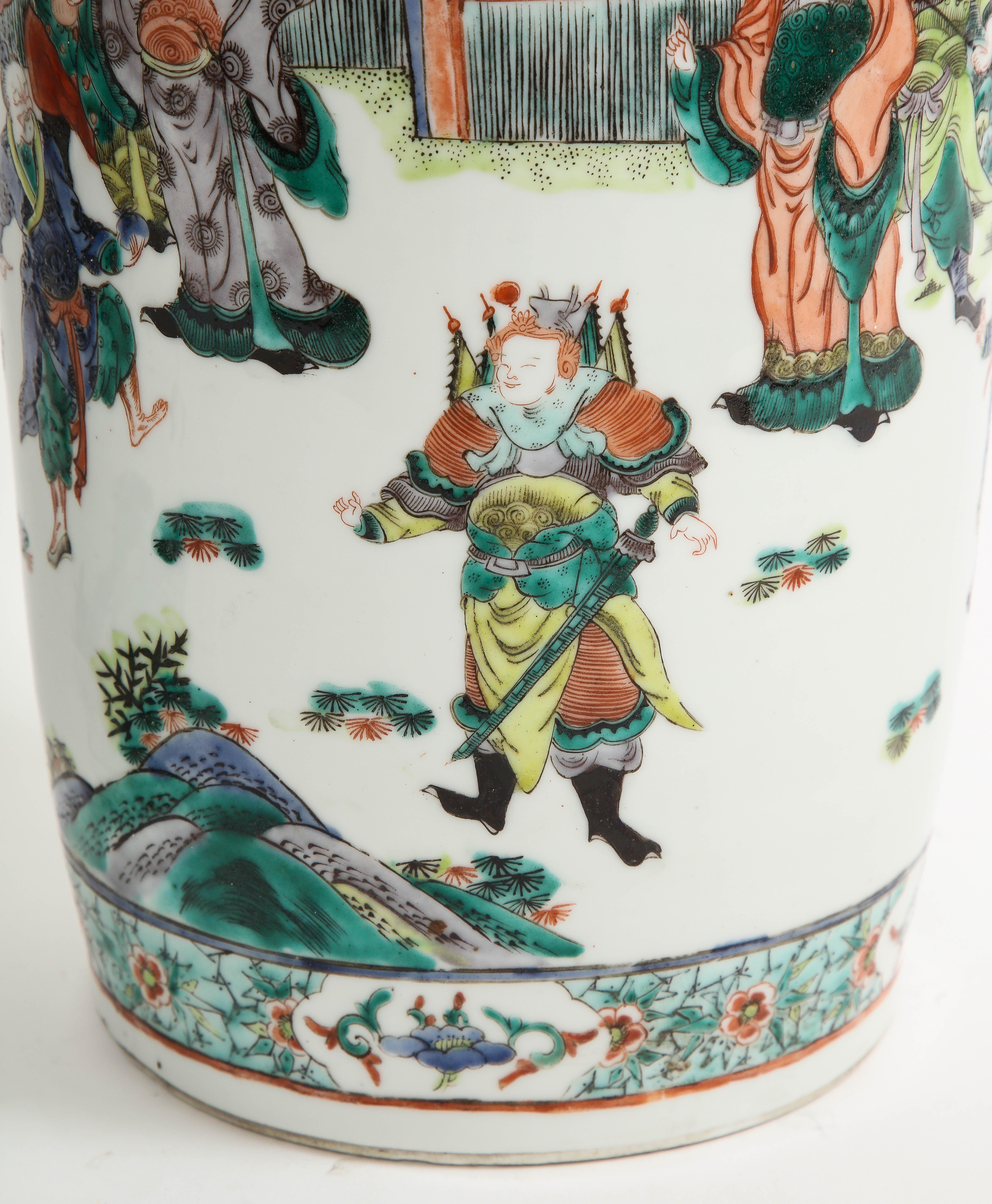 Paire de vases en porcelaine chinoise de forme rouleau avec sujet impérial, années 1800 en vente 2