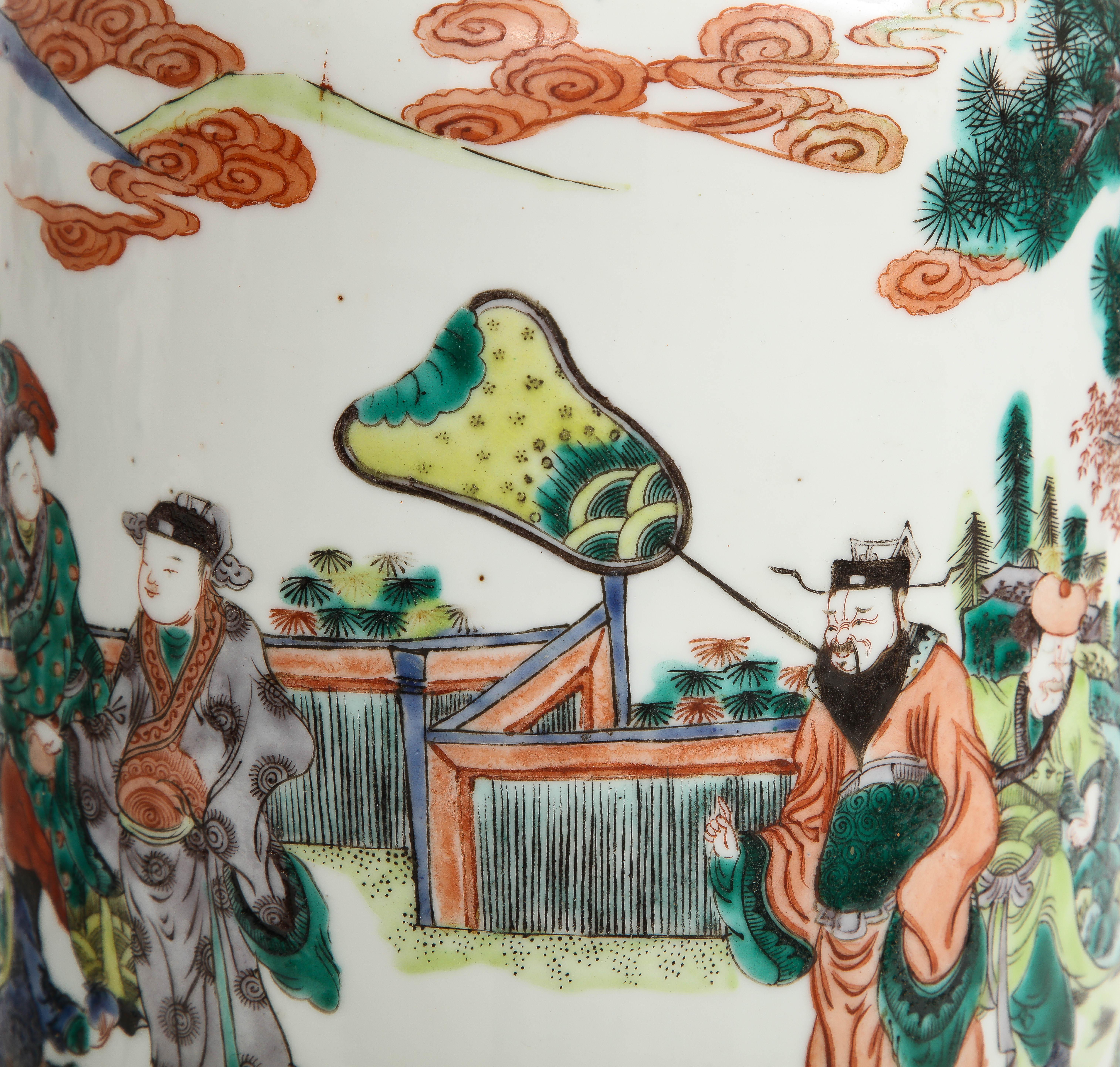 Paire de vases en porcelaine chinoise de forme rouleau avec sujet impérial, années 1800 en vente 3