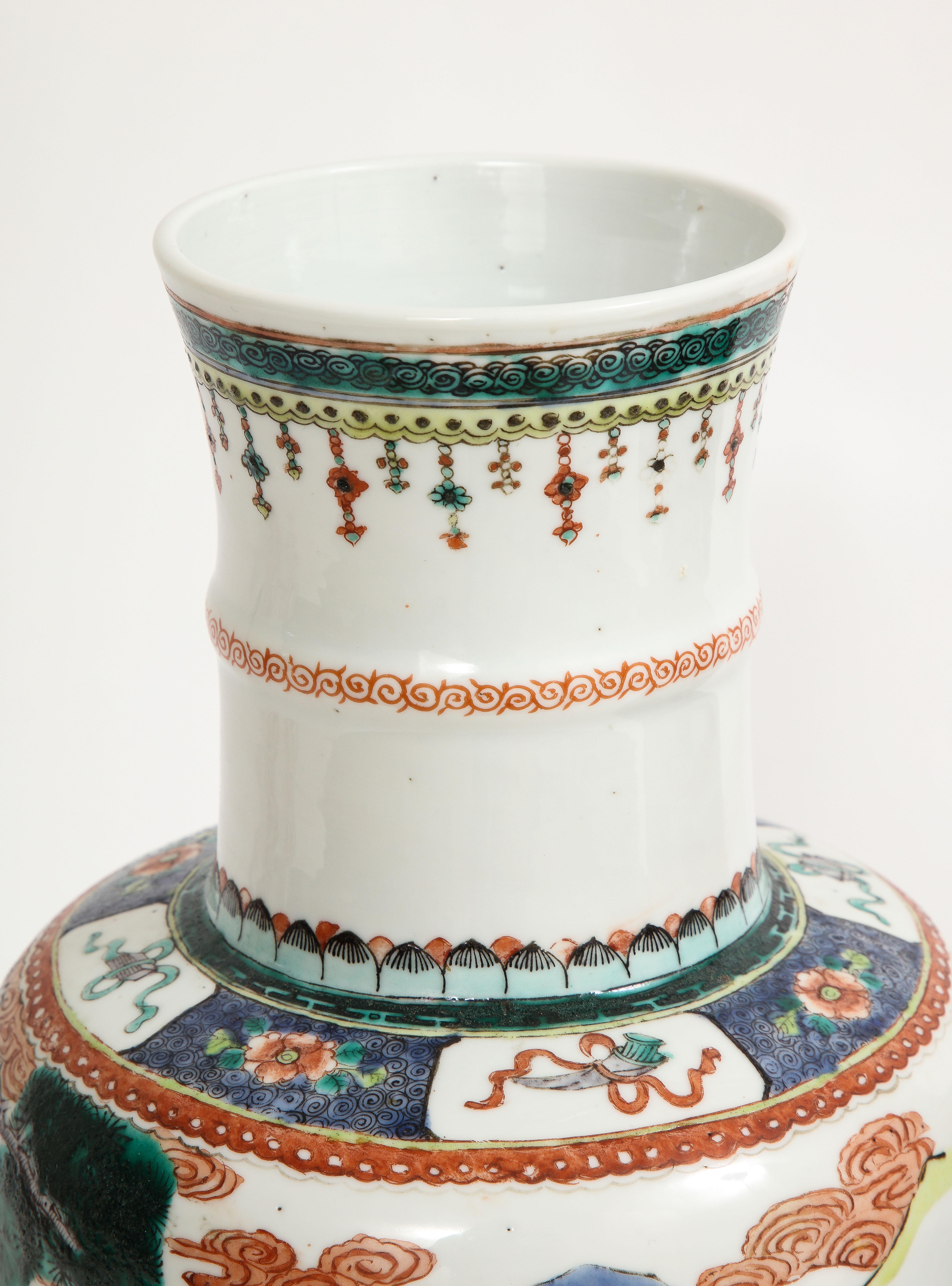 Paire de vases en porcelaine chinoise de forme rouleau avec sujet impérial, années 1800 en vente 6