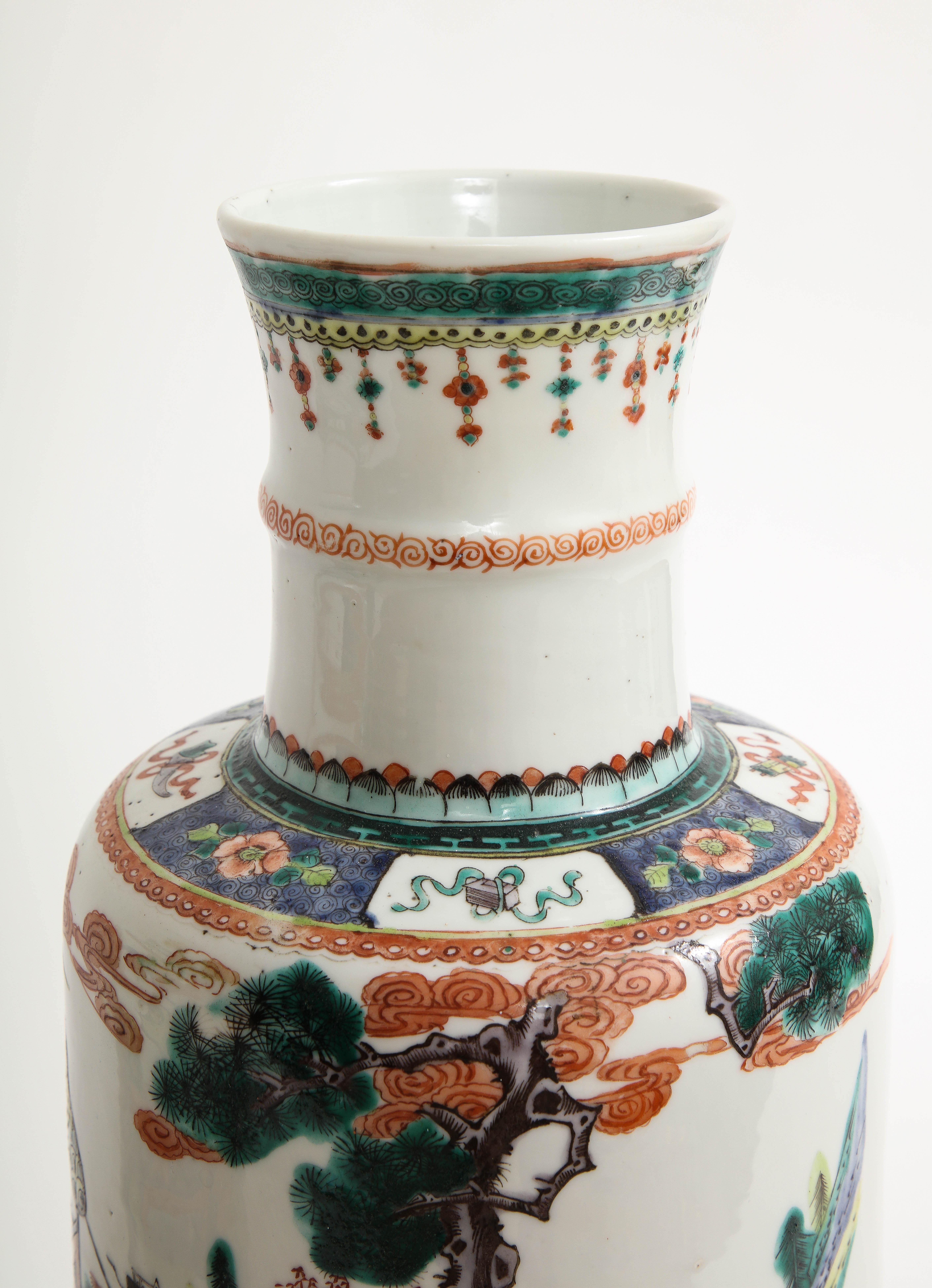 Paire de vases en porcelaine chinoise de forme rouleau avec sujet impérial, années 1800 en vente 7