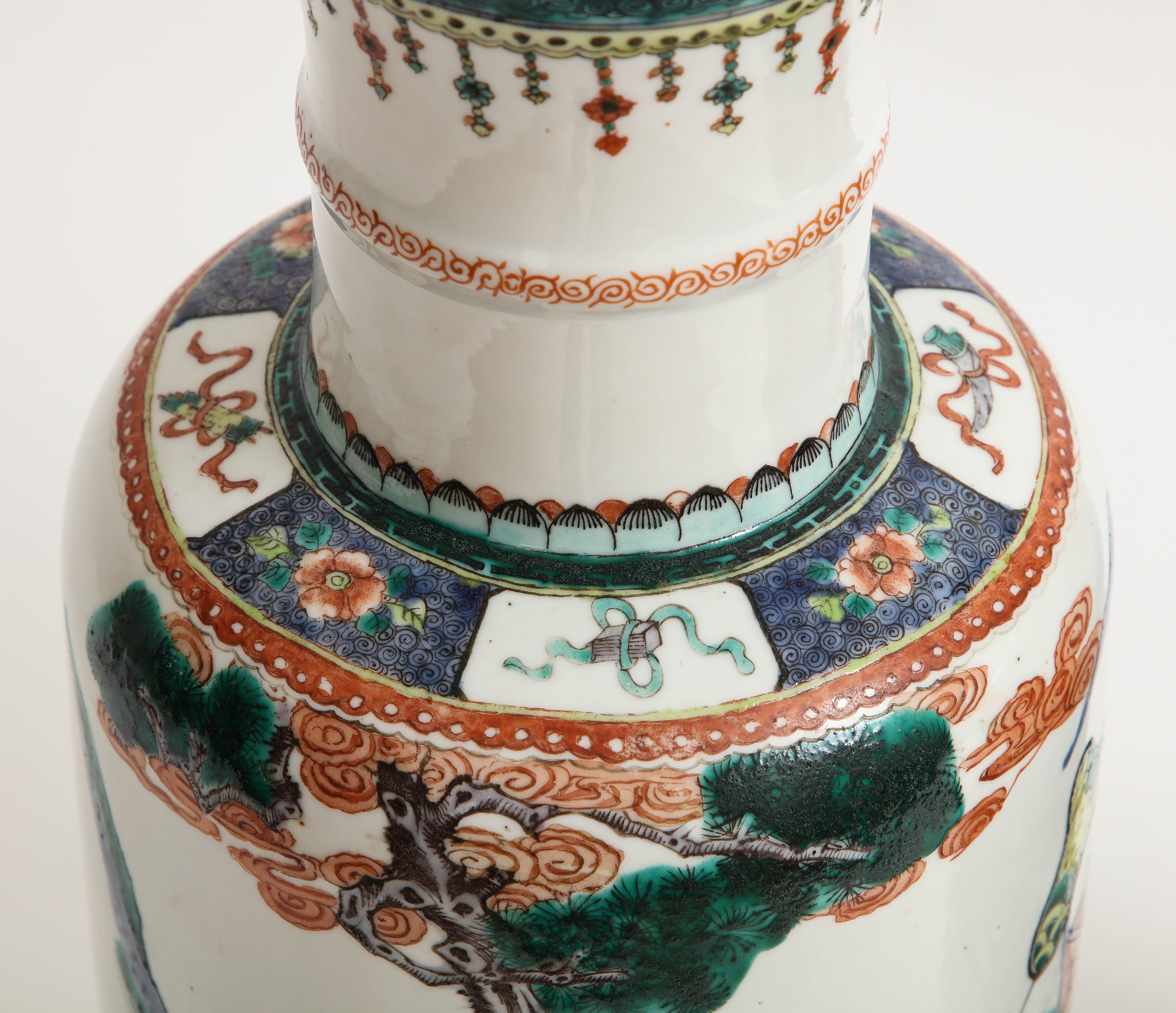 Paire de vases en porcelaine chinoise de forme rouleau avec sujet impérial, années 1800 en vente 8