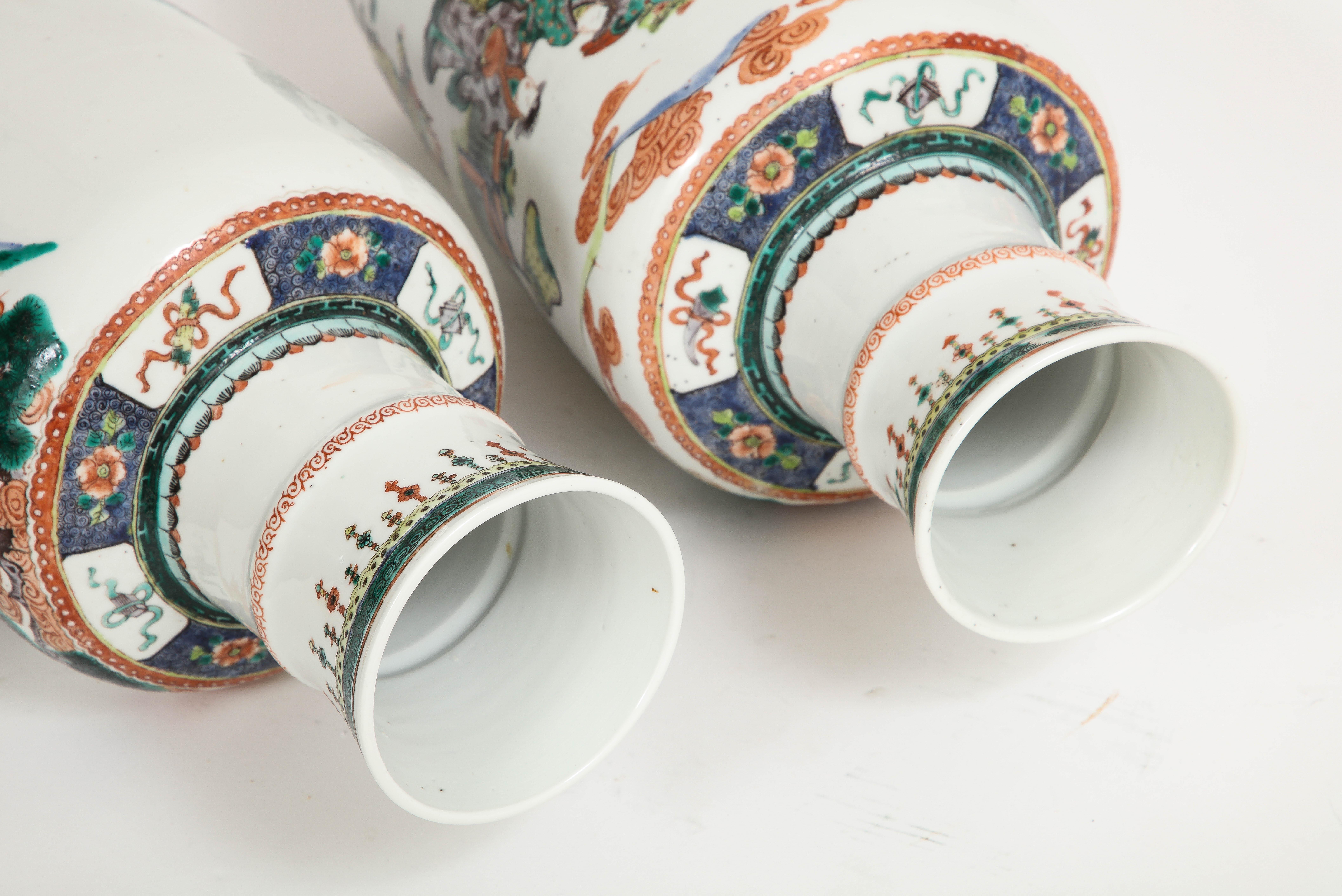 Paire de vases en porcelaine chinoise de forme rouleau avec sujet impérial, années 1800 en vente 9