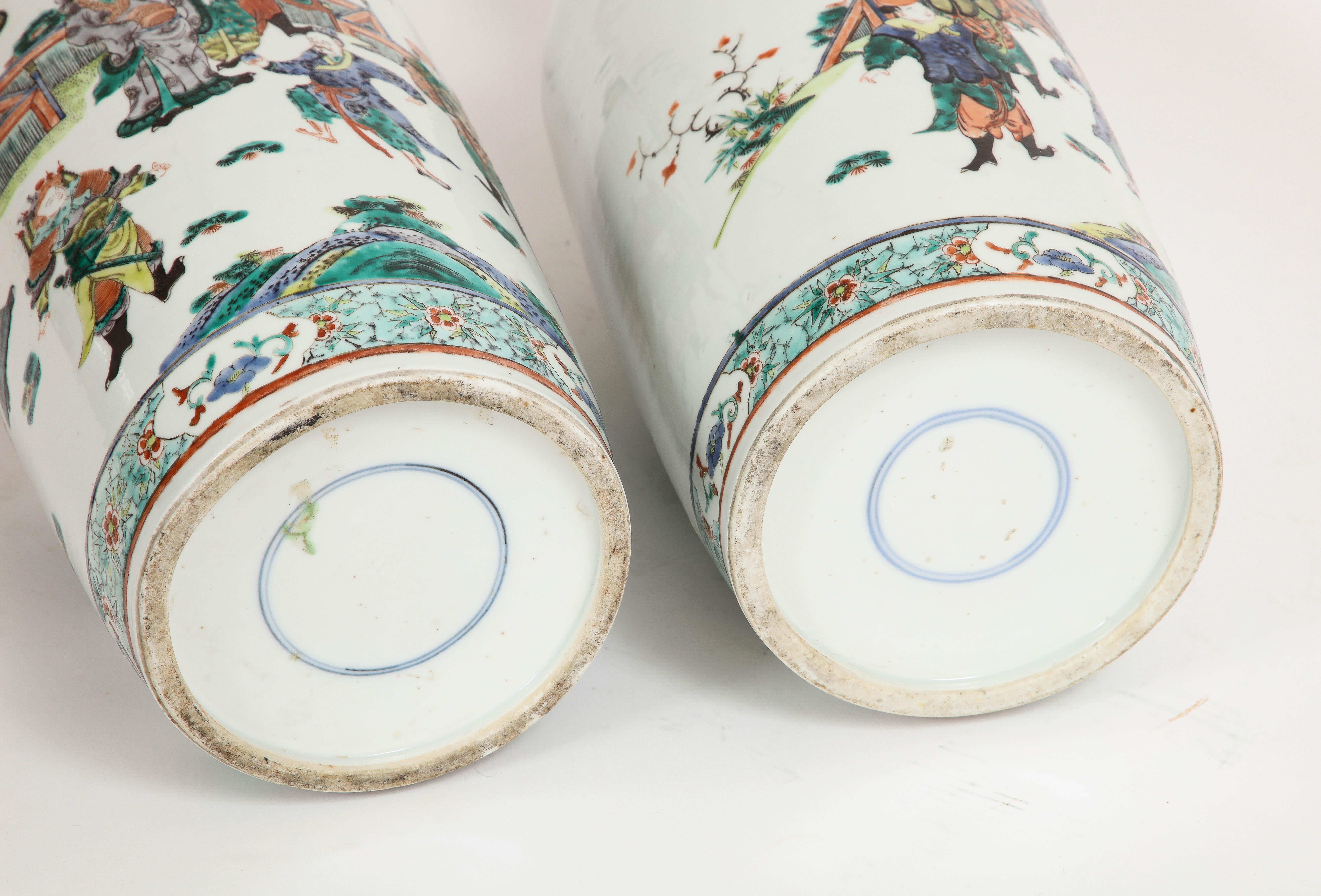 Paire de vases en porcelaine chinoise de forme rouleau avec sujet impérial, années 1800 en vente 10