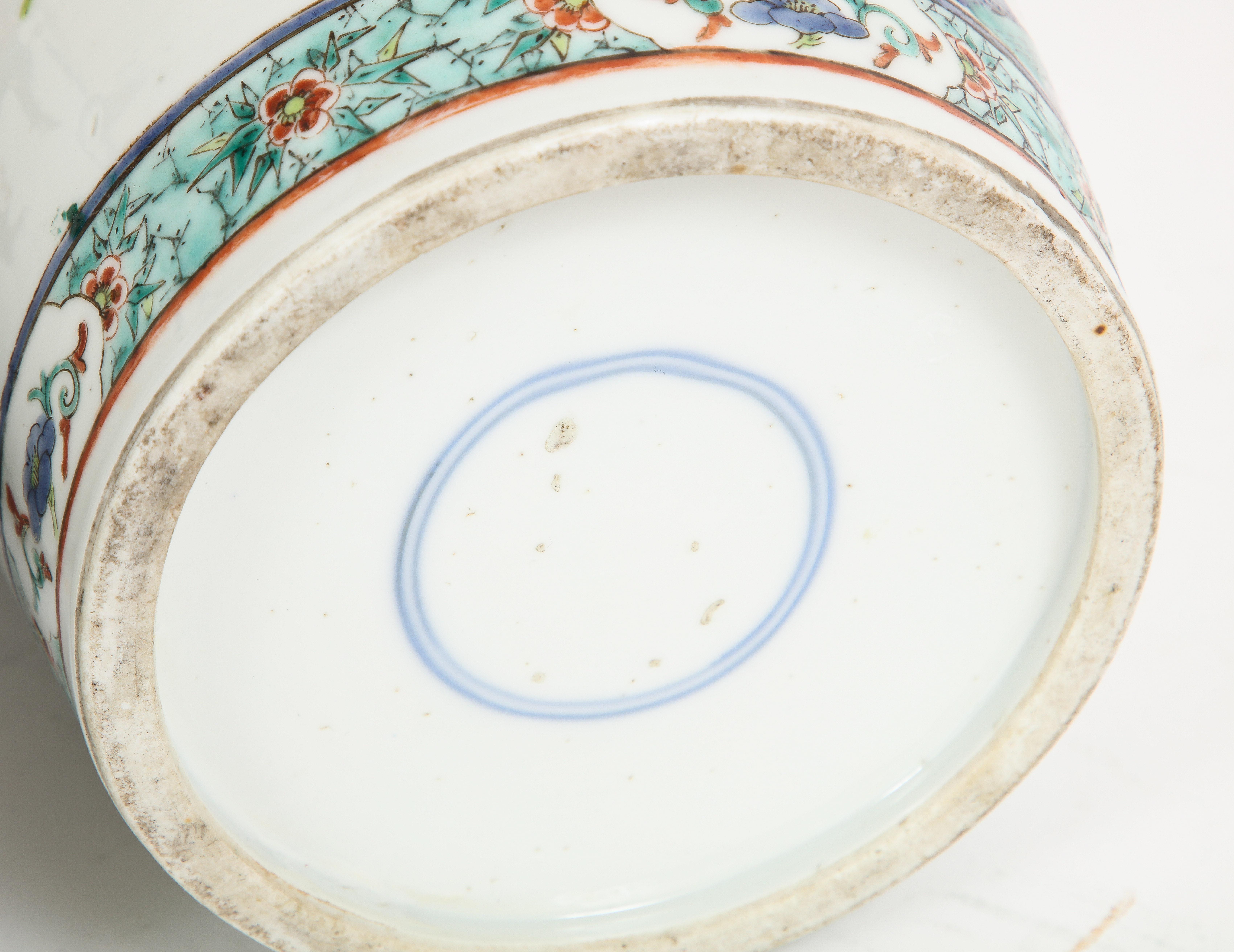 Paire de vases en porcelaine chinoise de forme rouleau avec sujet impérial, années 1800 en vente 11