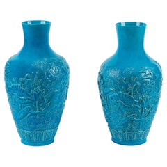 Pareja de Jarrones Chinos de Porcelana Turquesa con Relieve Temático de la Naturaleza