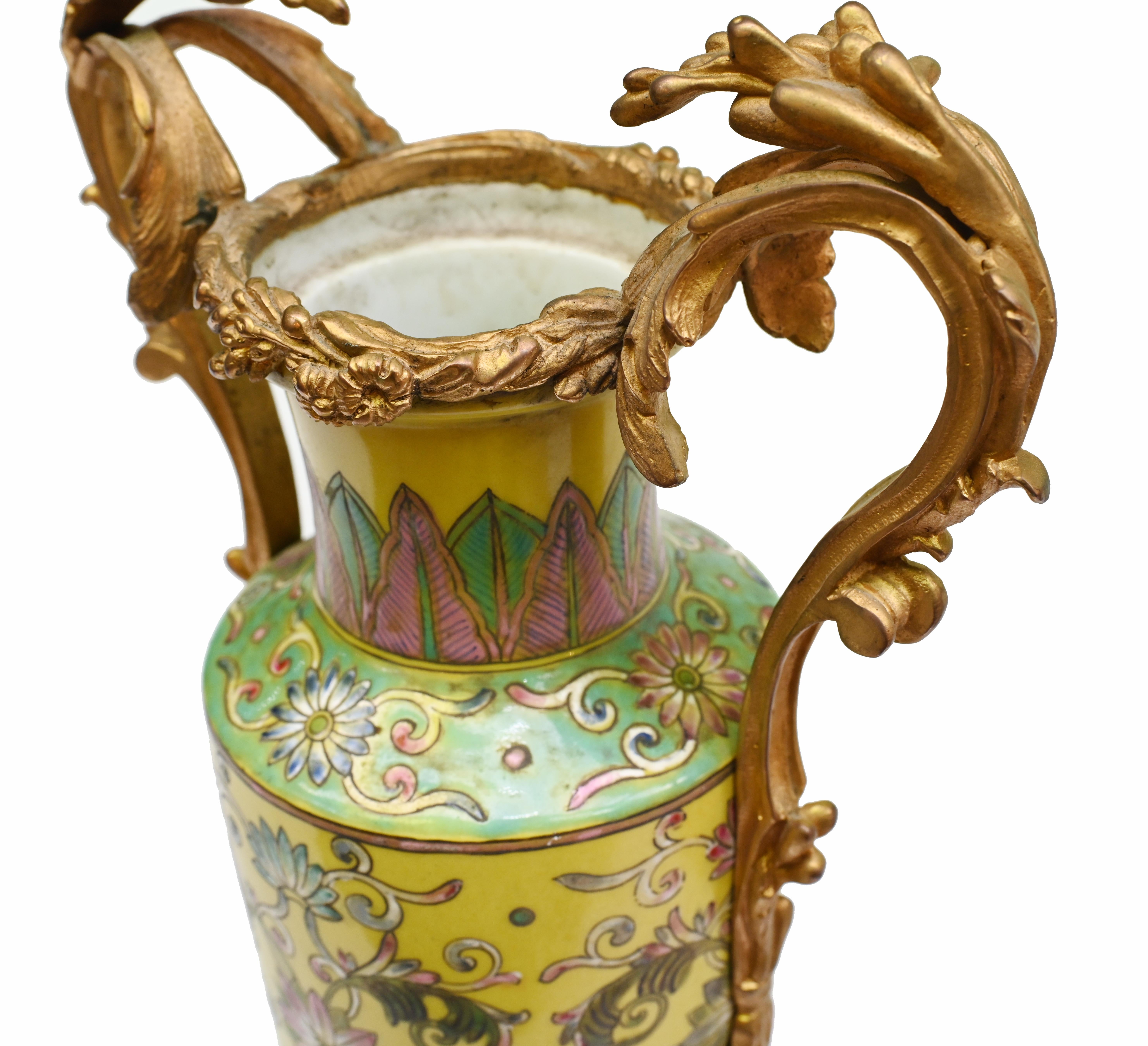 Paire de vases en porcelaine de Chine Famille Jaune Antique Pottery en vente 5