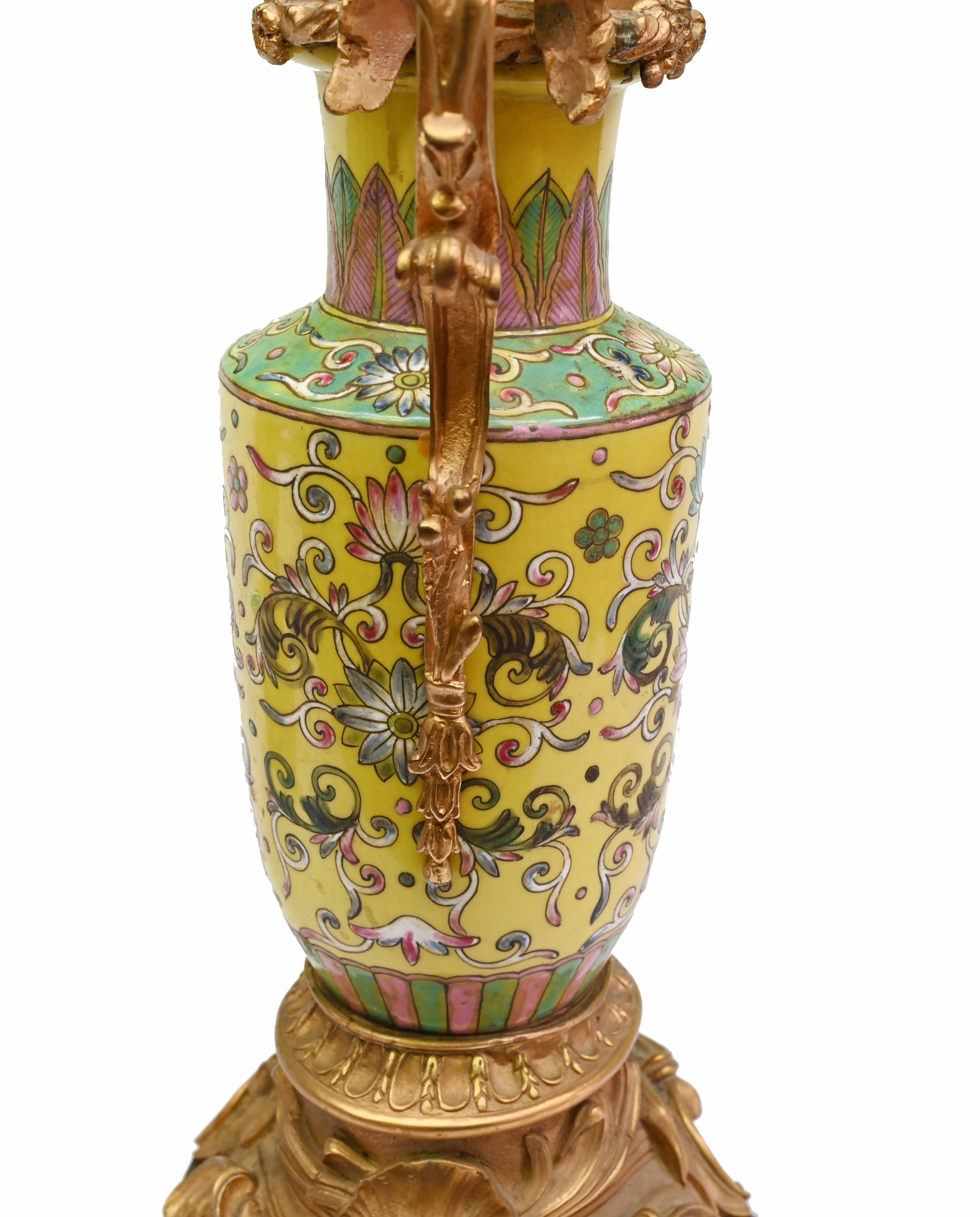 Paire de vases en porcelaine de Chine Famille Jaune Antique Pottery en vente 6