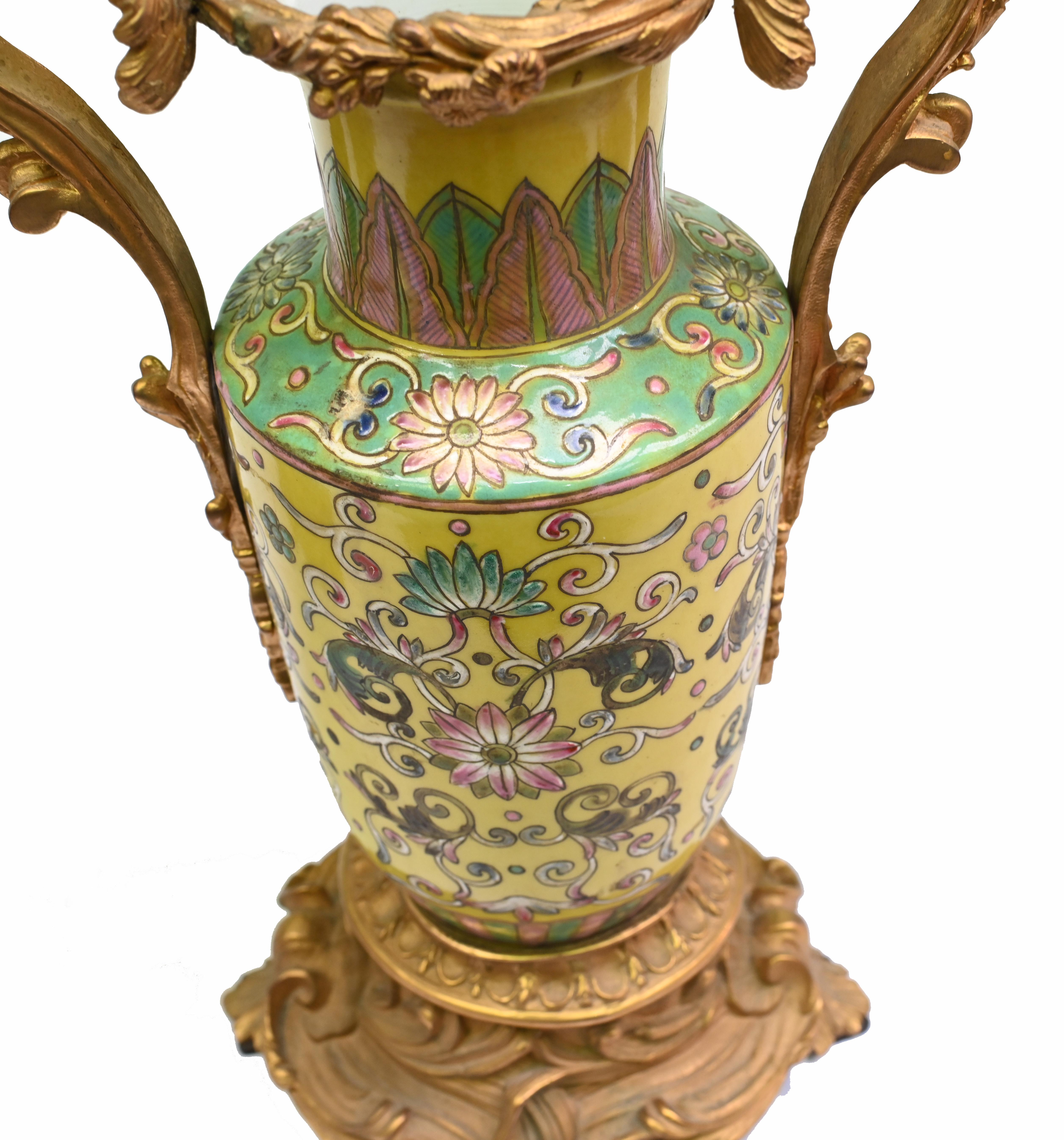 Paire de vases en porcelaine de Chine Famille Jaune Antique Pottery en vente 8