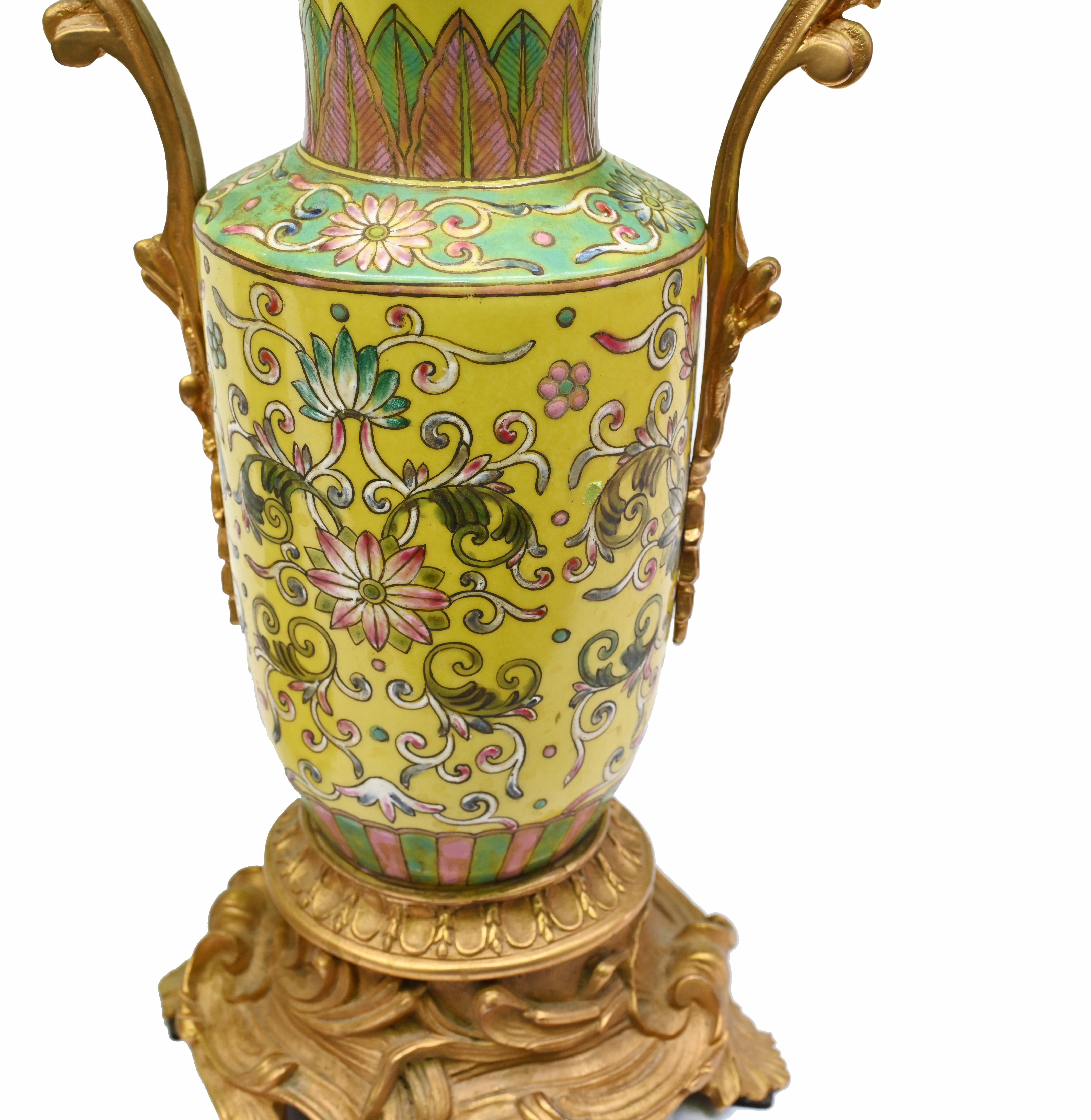 Paire de vases en porcelaine de Chine Famille Jaune Antique Pottery Bon état - En vente à Potters Bar, GB
