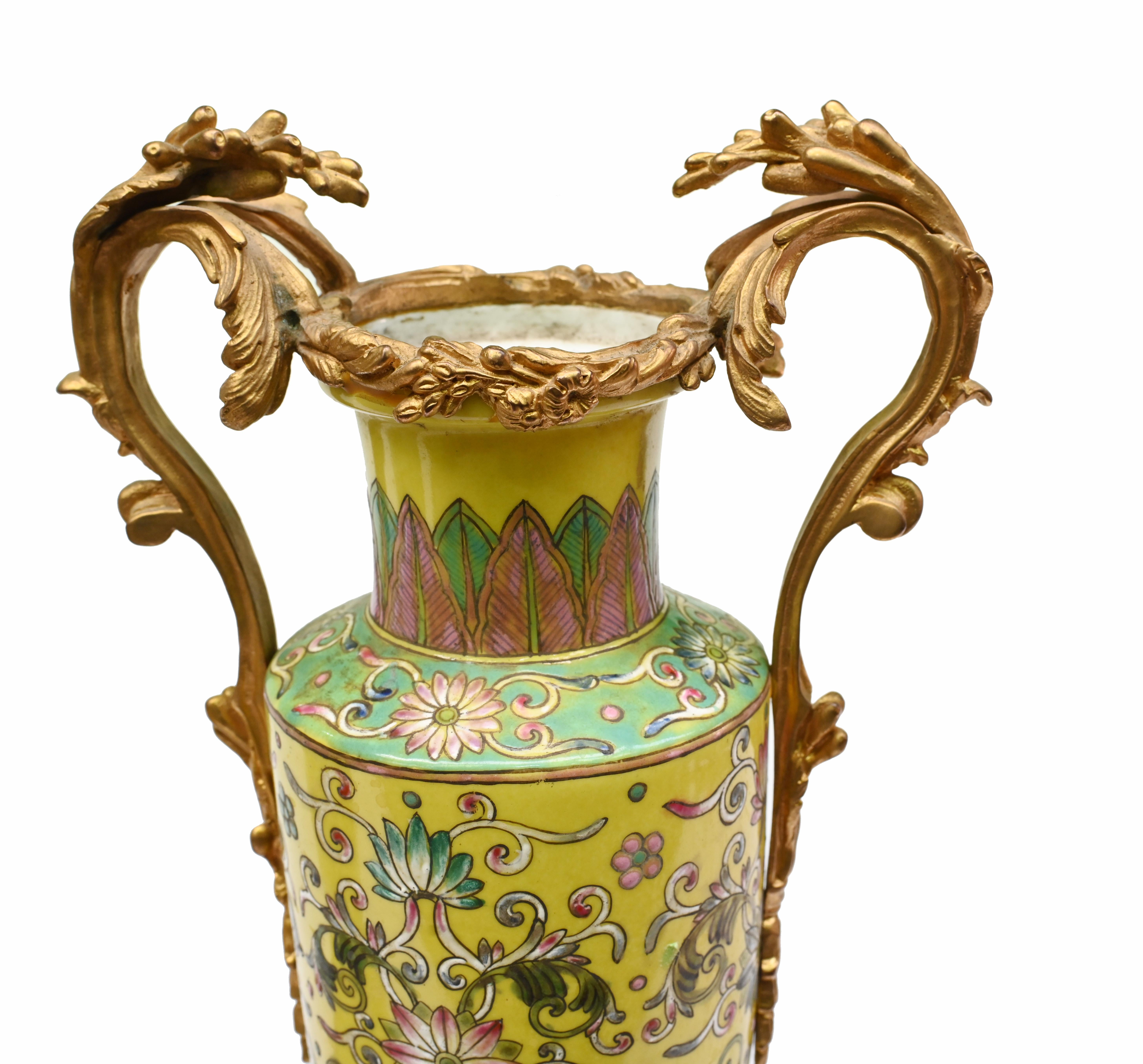 Début du 20ème siècle Paire de vases en porcelaine de Chine Famille Jaune Antique Pottery en vente