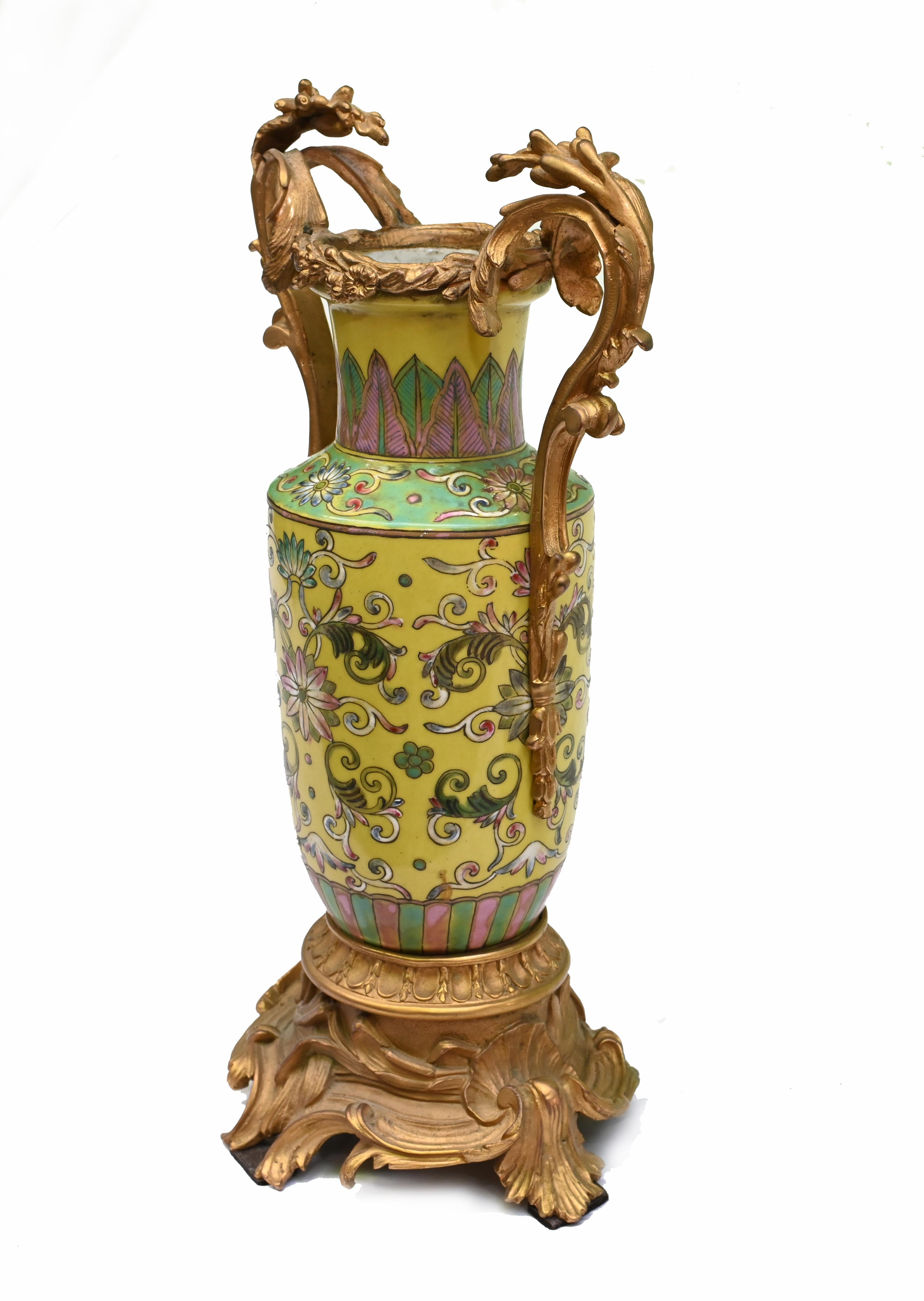 Autre Paire de vases en porcelaine de Chine Famille Jaune Antique Pottery en vente