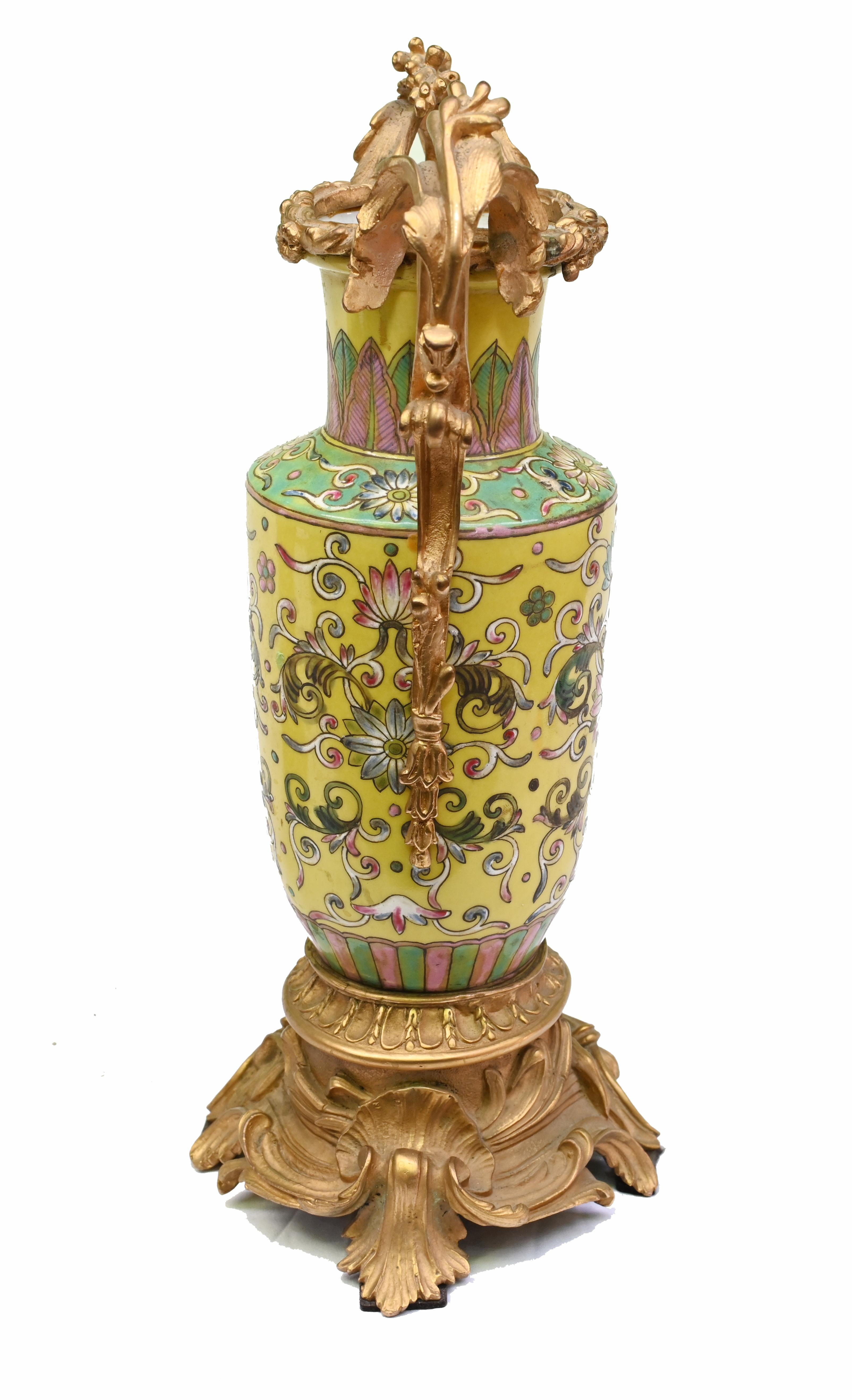 Paire de vases en porcelaine de Chine Famille Jaune Antique Pottery en vente 1