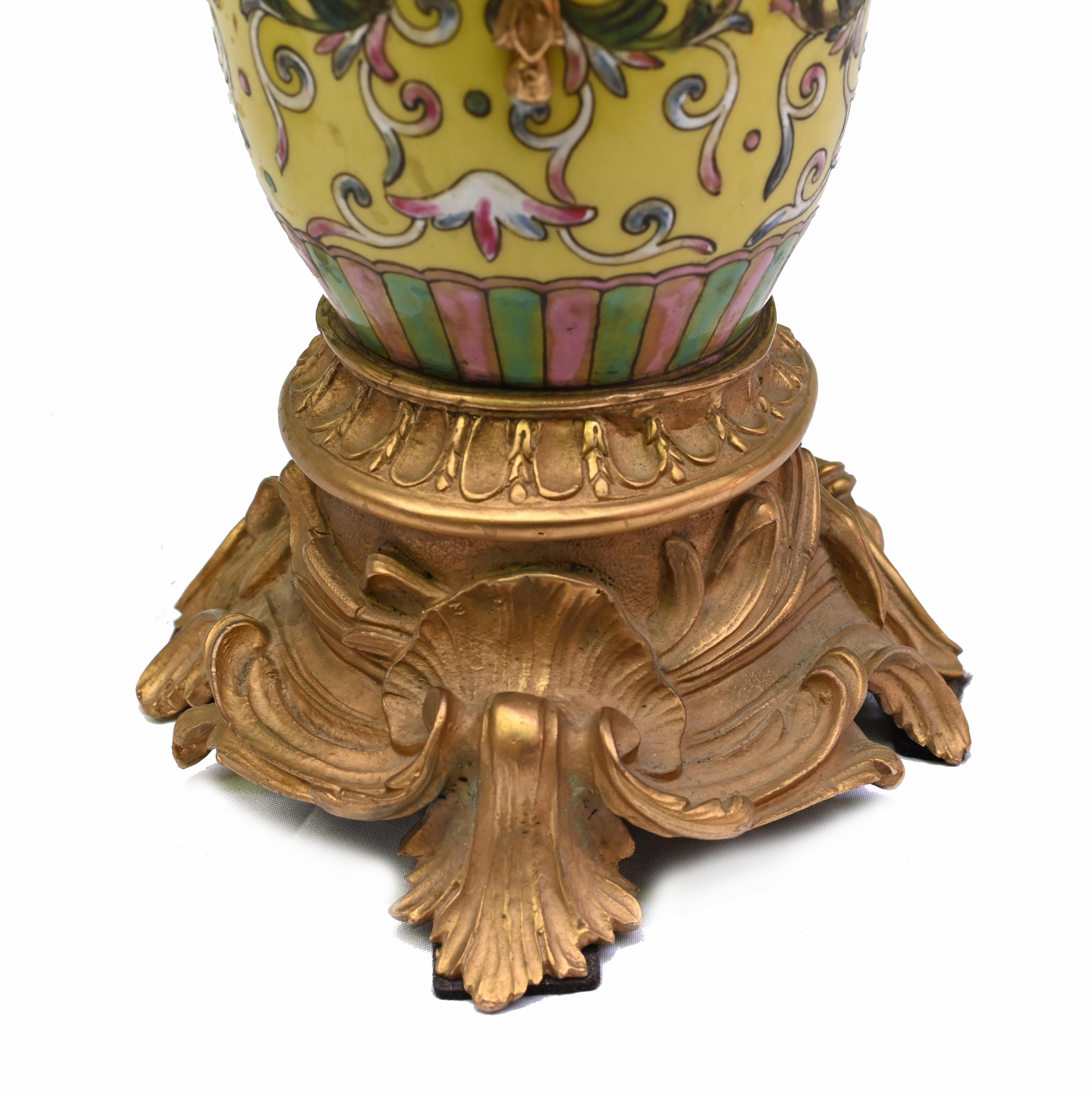 Paire de vases en porcelaine de Chine Famille Jaune Antique Pottery en vente 2