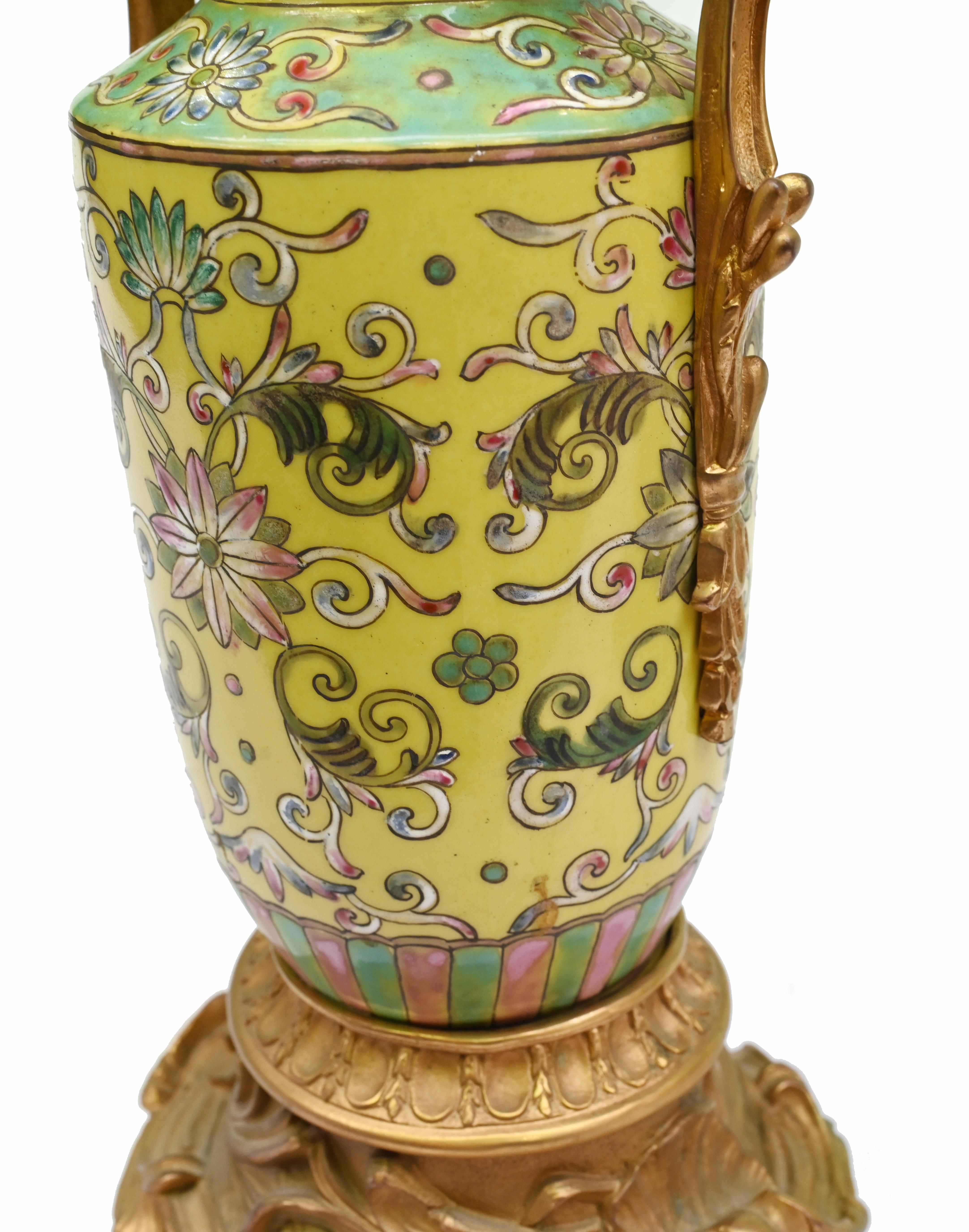 Paire de vases en porcelaine de Chine Famille Jaune Antique Pottery en vente 3