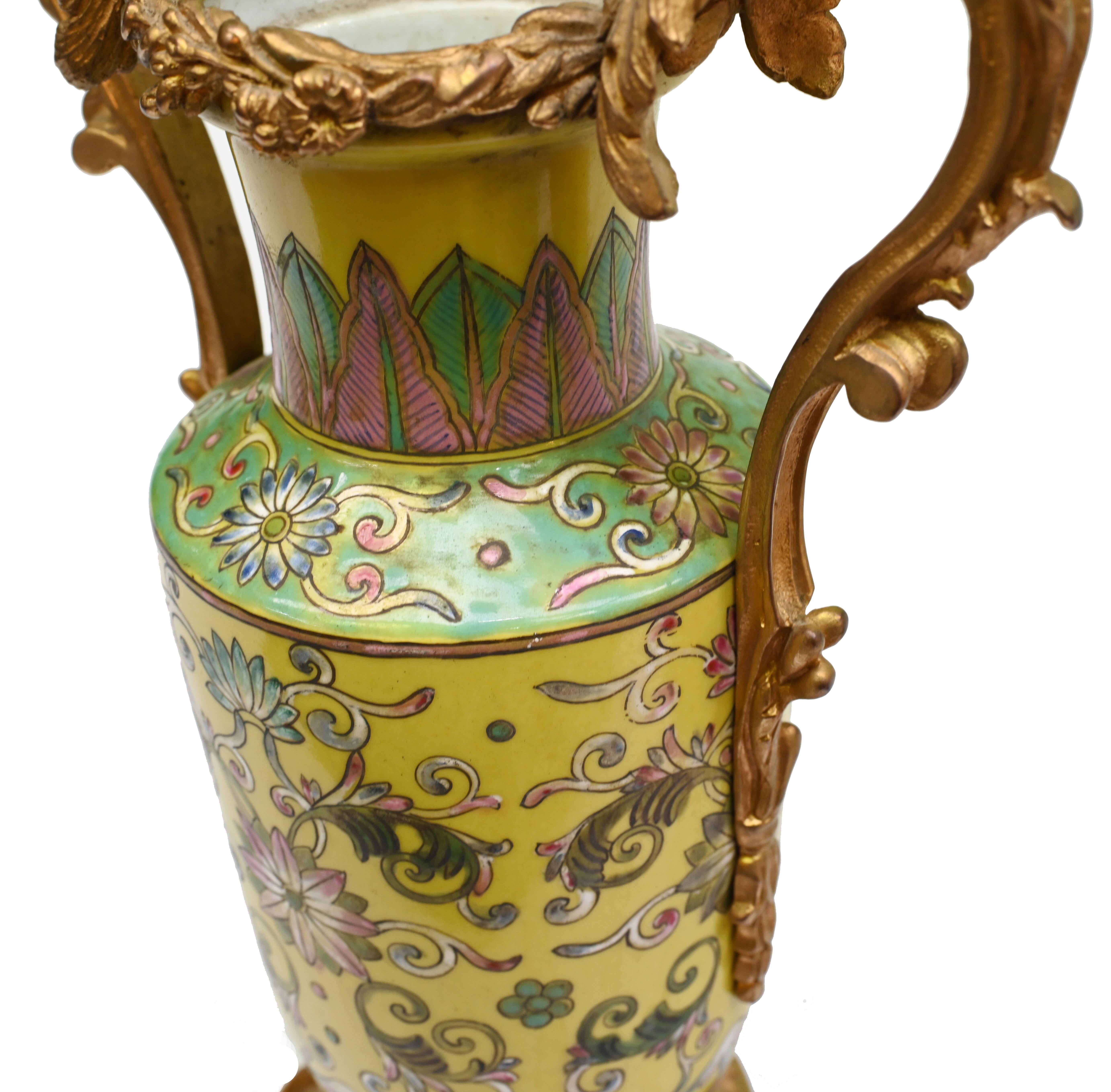 Paire de vases en porcelaine de Chine Famille Jaune Antique Pottery en vente 4