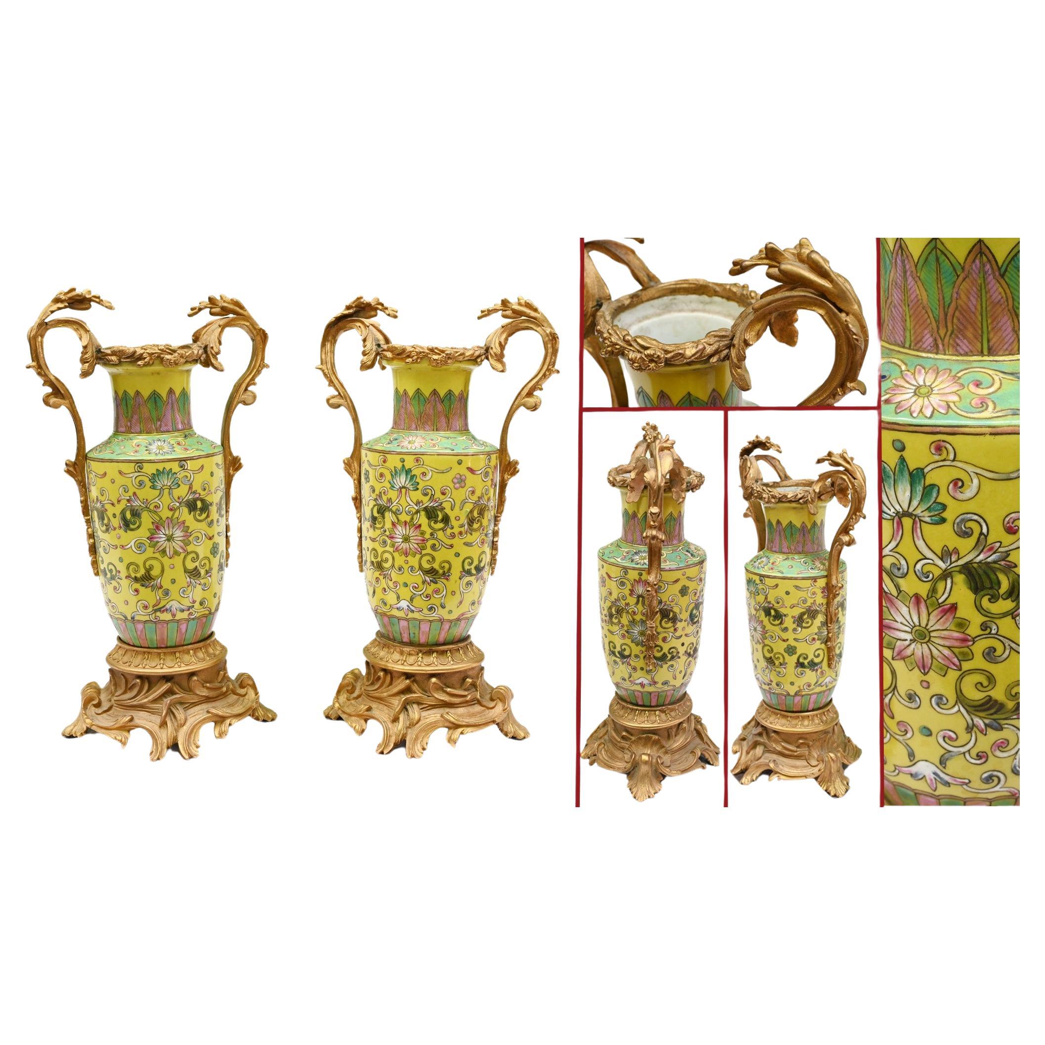 Paire de vases en porcelaine de Chine Famille Jaune Antique Pottery en vente