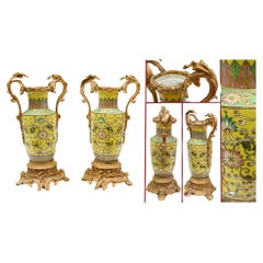 Paire de vases en porcelaine de Chine Famille Jaune Antique Pottery