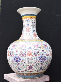 Paire de vases en porcelaine chinoise – Urnes Qianlong de forme « Shangping » bombée