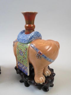 Paire de bougeoirs éléphants figuratifs en porcelaine Famille Rose de la dynastie chinoise Qing