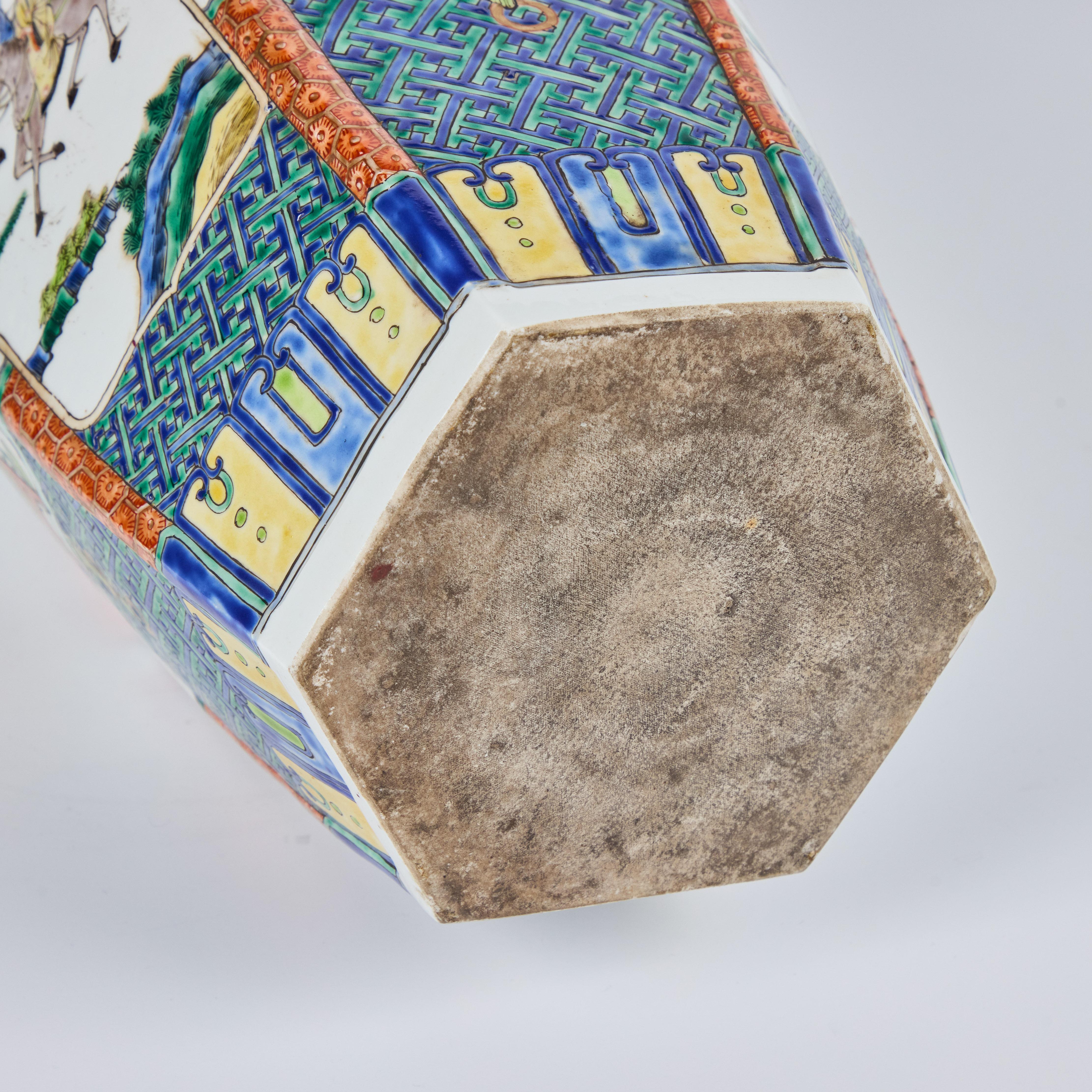 Paire de vases en porcelaine recouverts à six côtés de la période de la République chinoise en vente 2