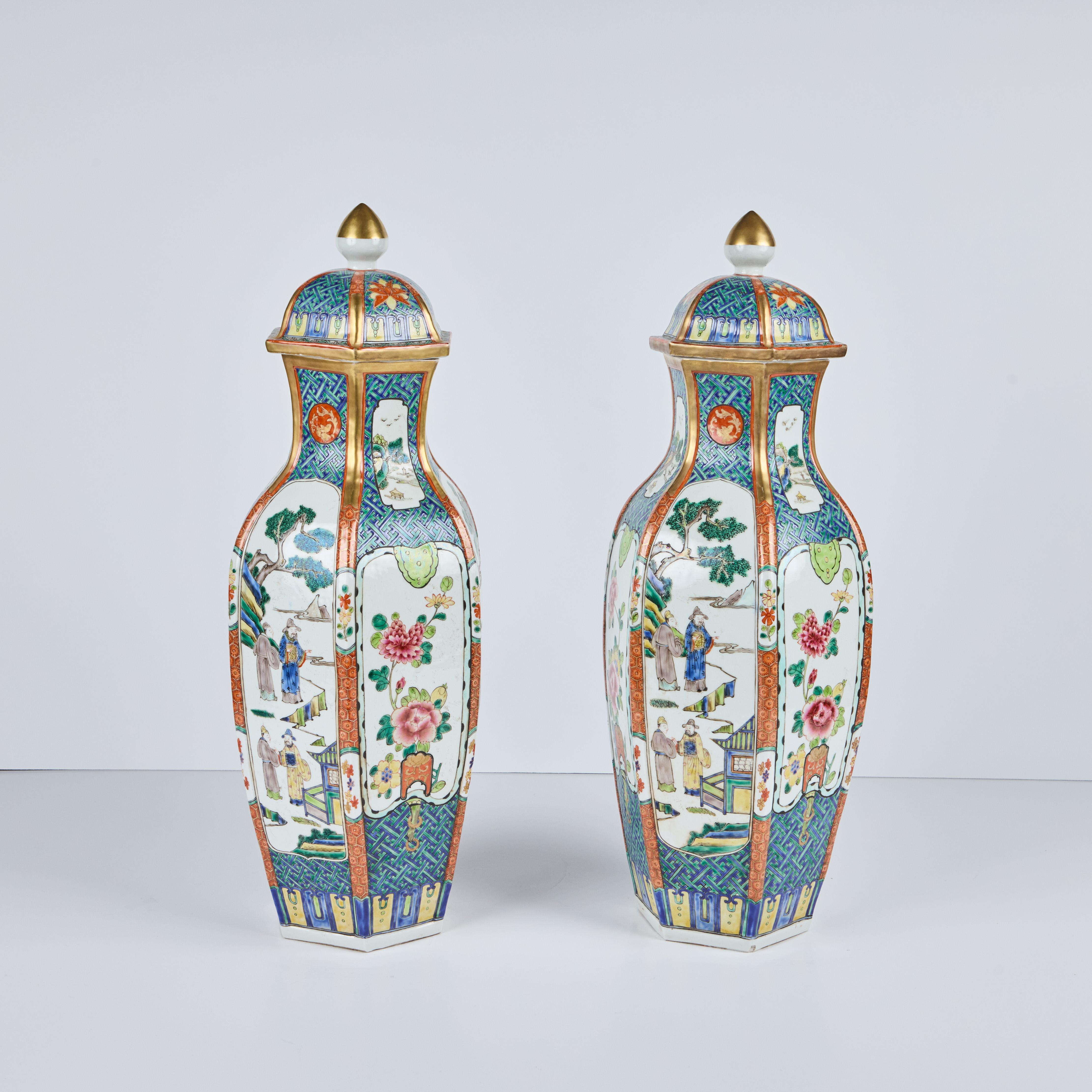 Une paire de six faces,  Vases couverts en porcelaine magnifiquement peints à la main, représentant des figures et des fleurs traditionnelles, garnis de dorures parcellaires.  