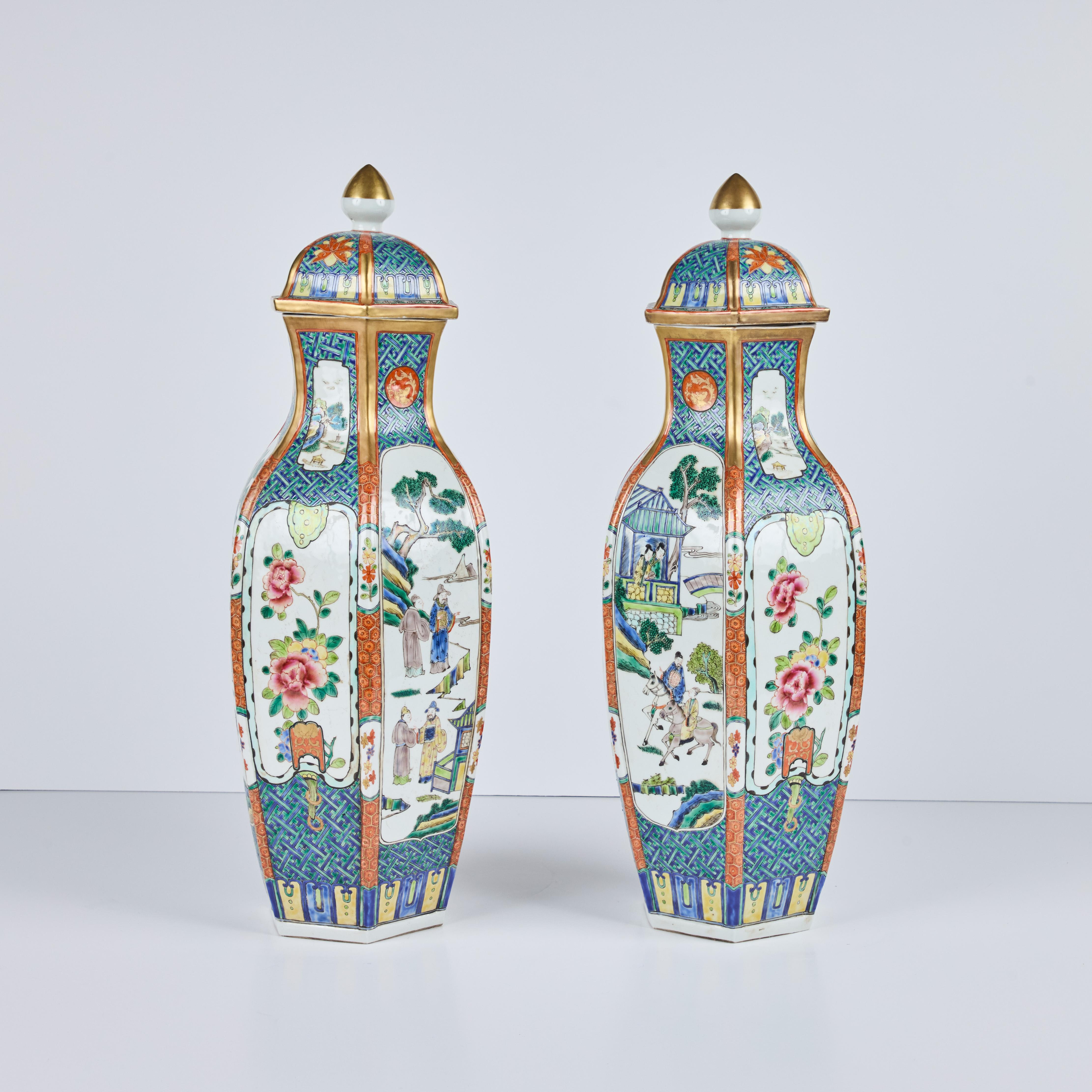 Chinoiseries Paire de vases en porcelaine recouverts à six côtés de la période de la République chinoise en vente