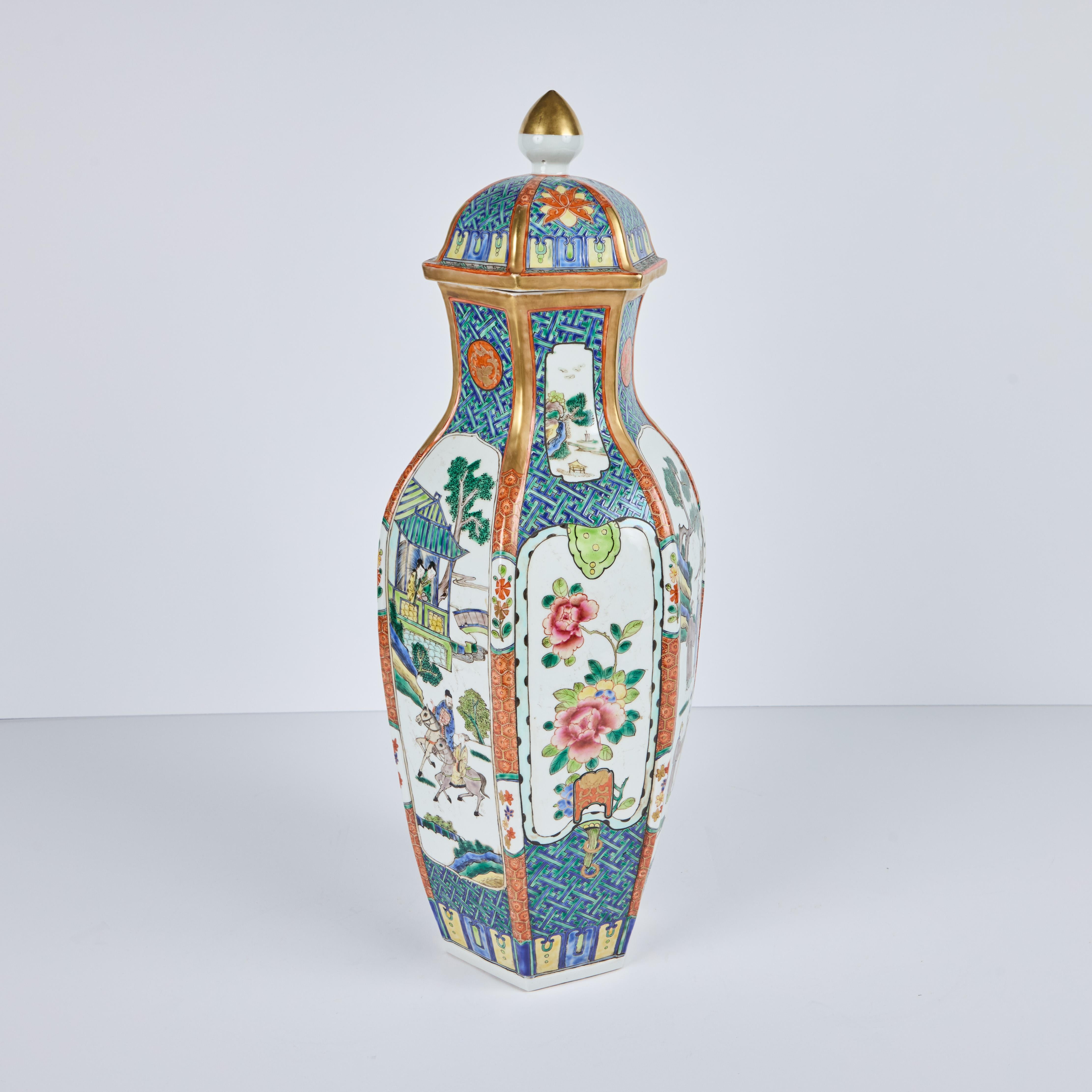 Chinois Paire de vases en porcelaine recouverts à six côtés de la période de la République chinoise en vente