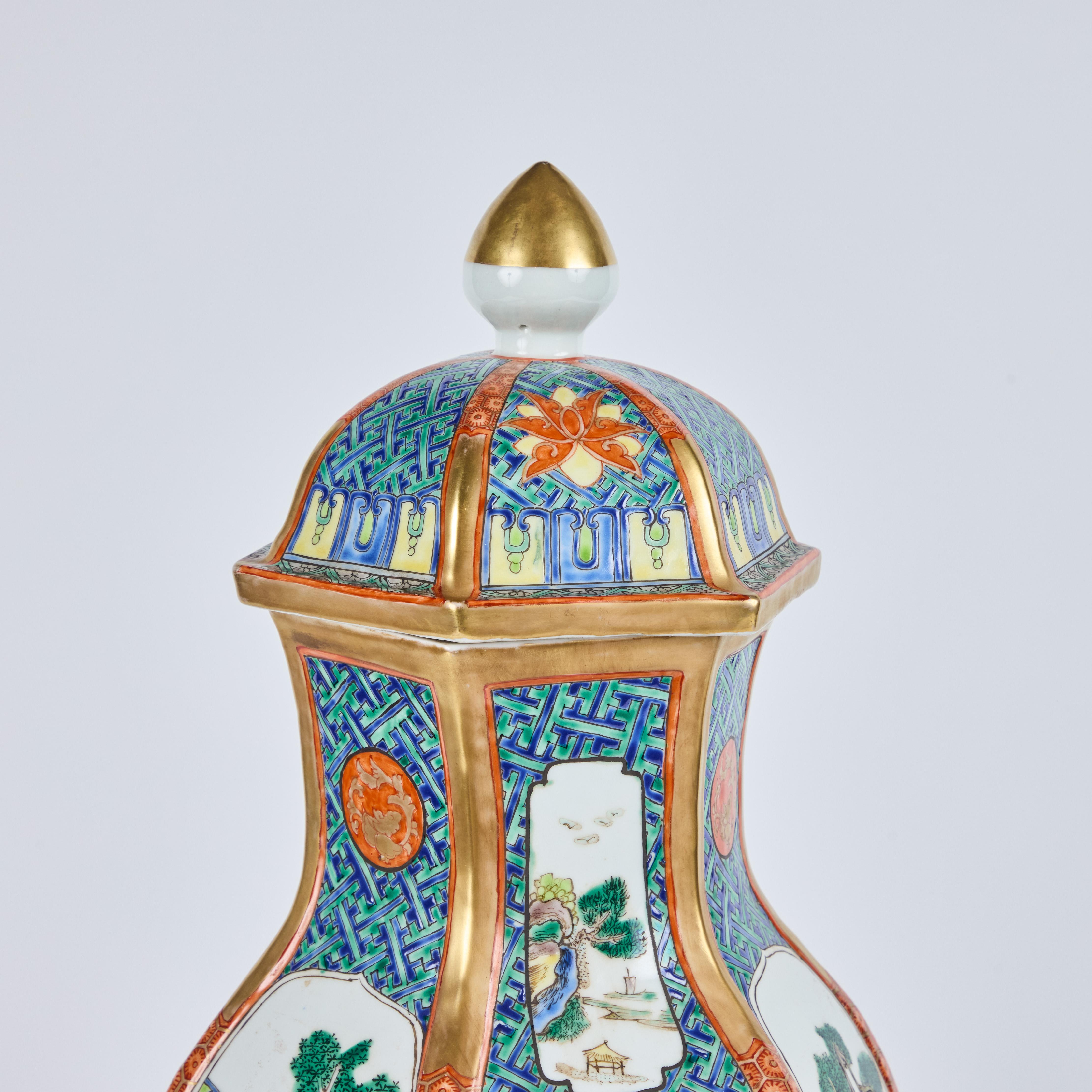 Doré Paire de vases en porcelaine recouverts à six côtés de la période de la République chinoise en vente
