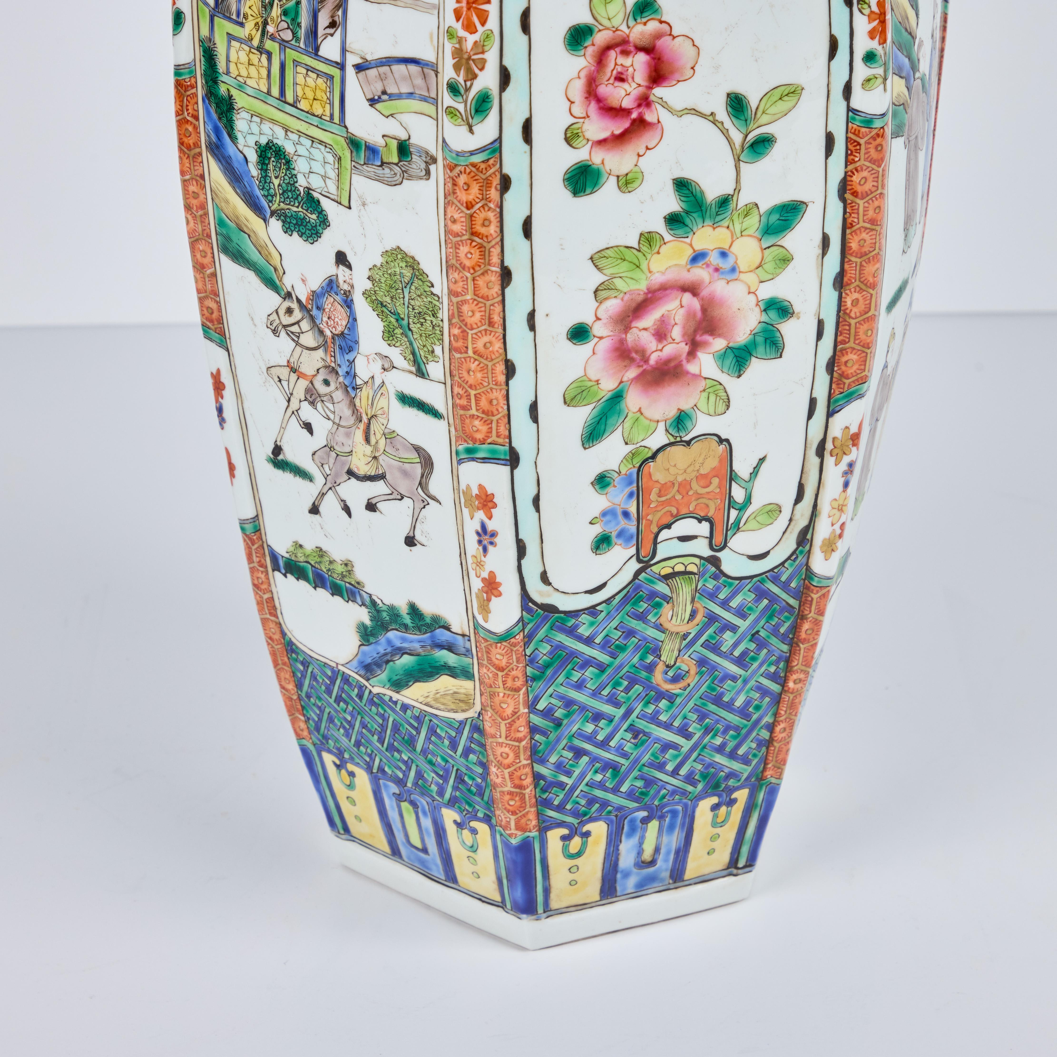 Paire de vases en porcelaine recouverts à six côtés de la période de la République chinoise Excellent état - En vente à Los Angeles, CA
