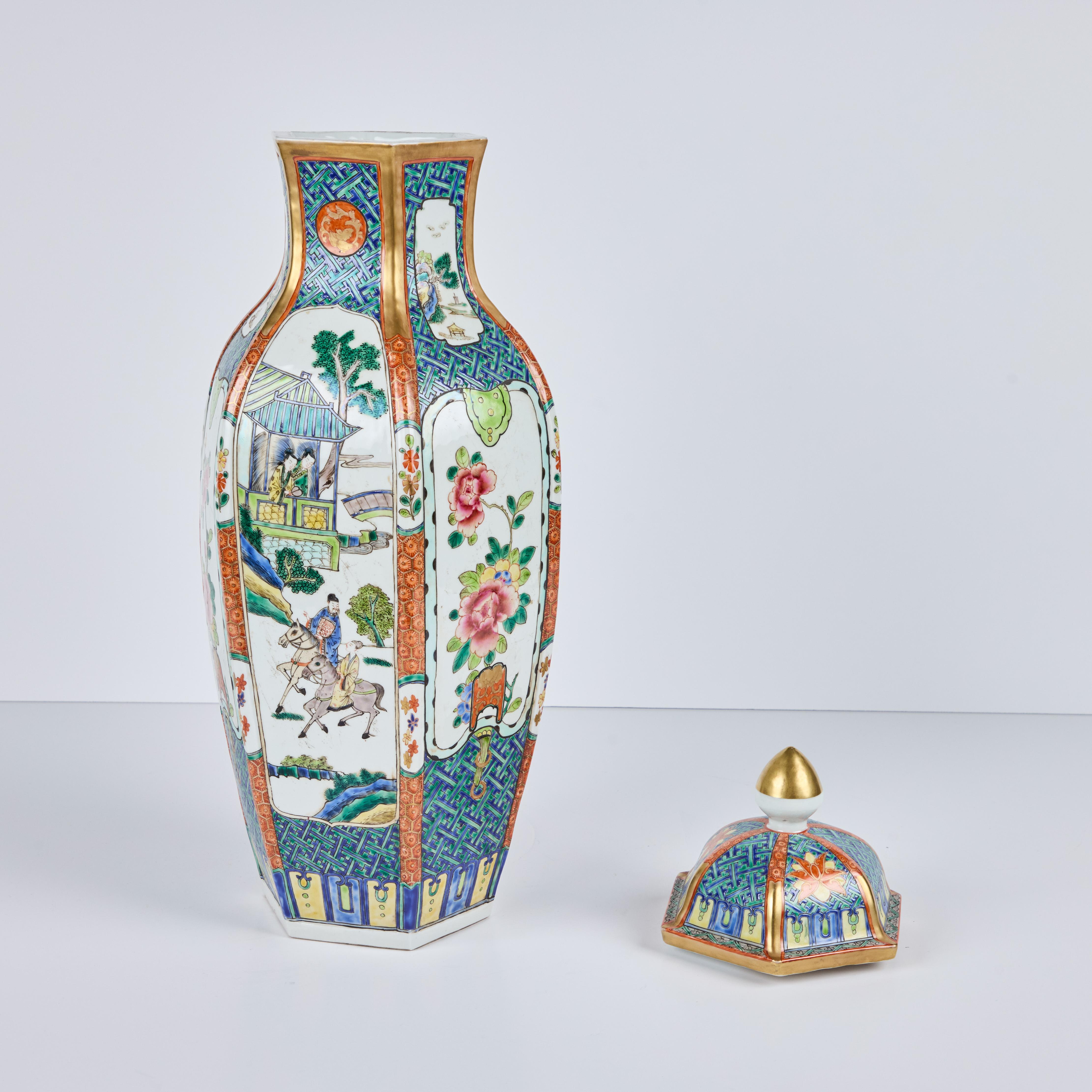 20ième siècle Paire de vases en porcelaine recouverts à six côtés de la période de la République chinoise en vente