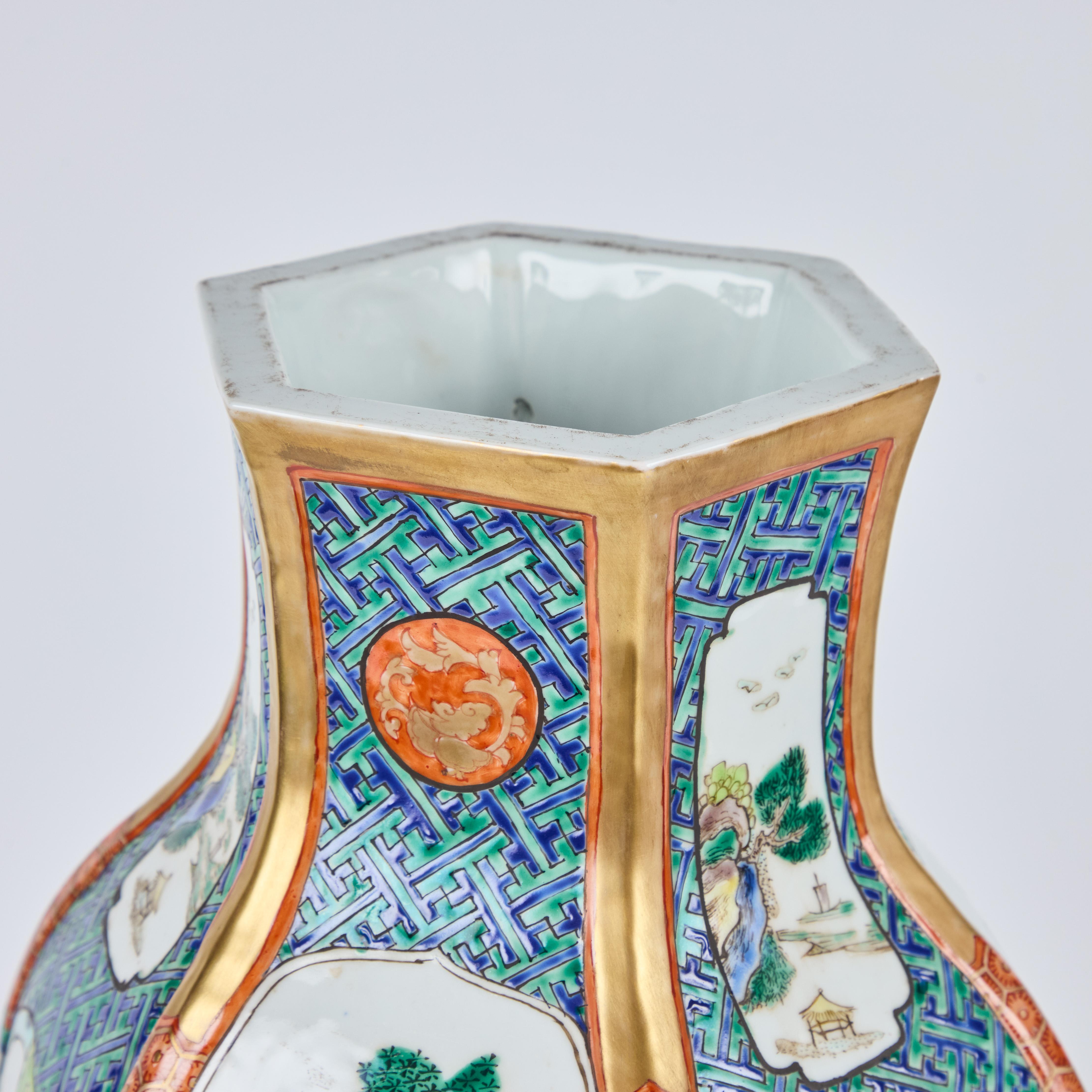 Porcelaine Paire de vases en porcelaine recouverts à six côtés de la période de la République chinoise en vente