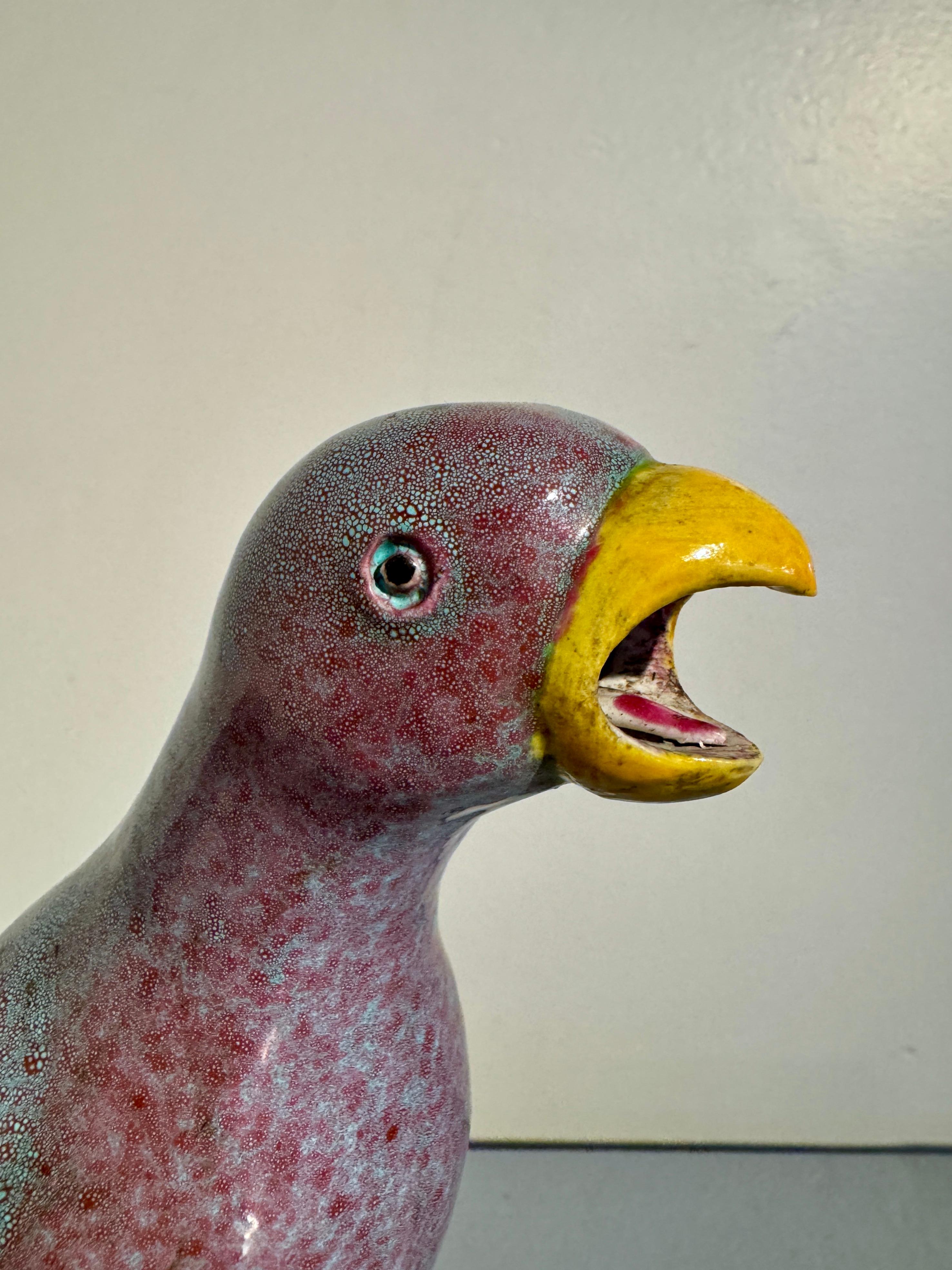 Paar chinesische Robins-Eierschalen aus glasiertem Porzellan mit Papageien, frühes 20. Jahrhundert, China im Angebot 3