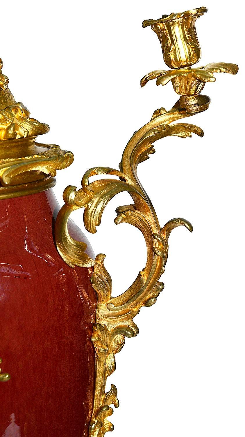 Doré Paire de vases / candélabres chinois Sang Du Boeuf, vers 1880 en vente