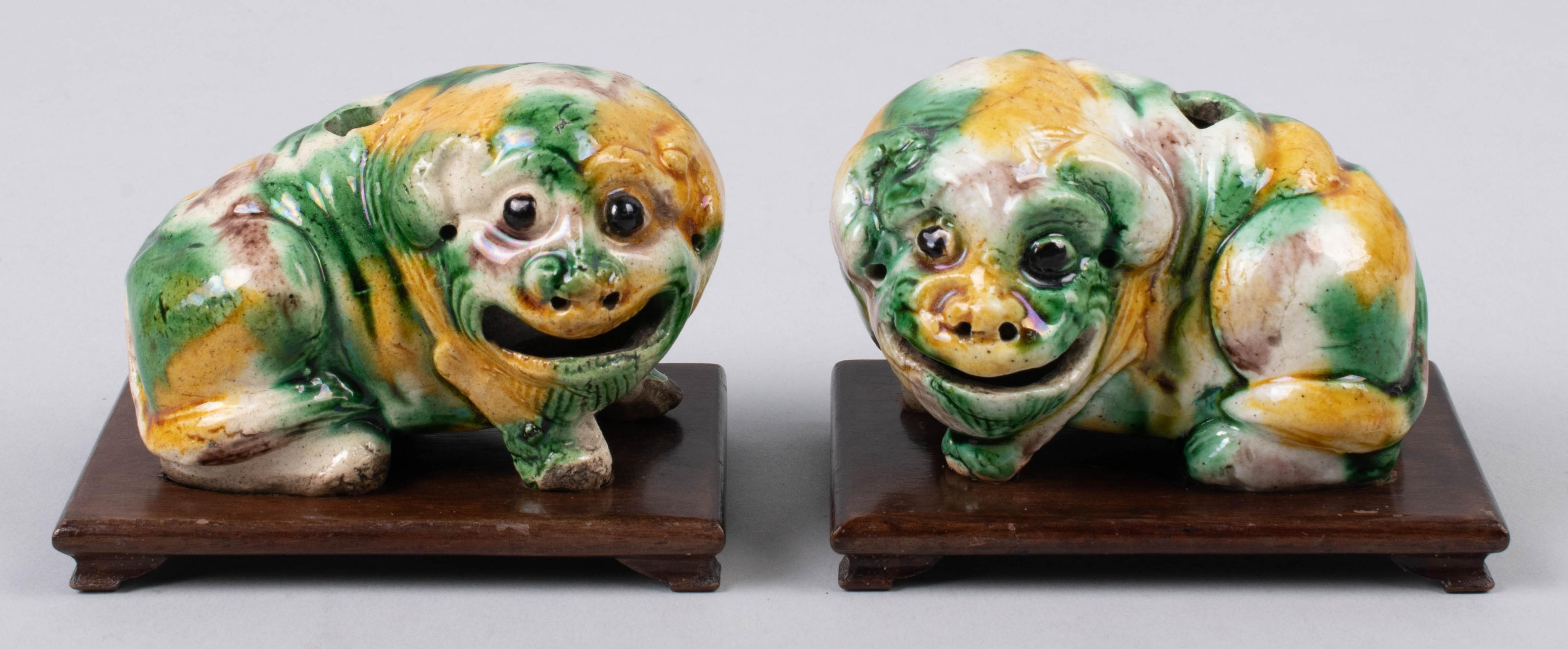 Paar chinesische Shar Pei-Puppies, handbemalte Sancai-Glasur, um 1860 (Chinesisch) im Angebot
