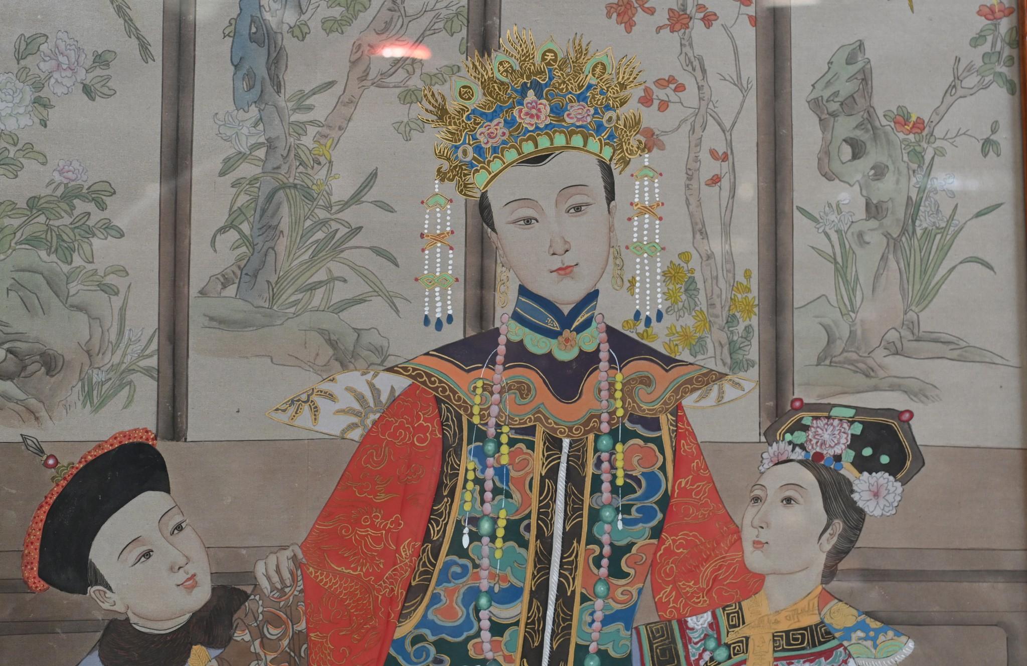 Wonderful pair of Chinese antique hardwood screens featuring silk woven plaques
Shows a male and female, believed to be Chinese dignitaries or perhaps Emperor
The piece is in the Qianlong style and circa 1840
The hardwood frames are ornately hand