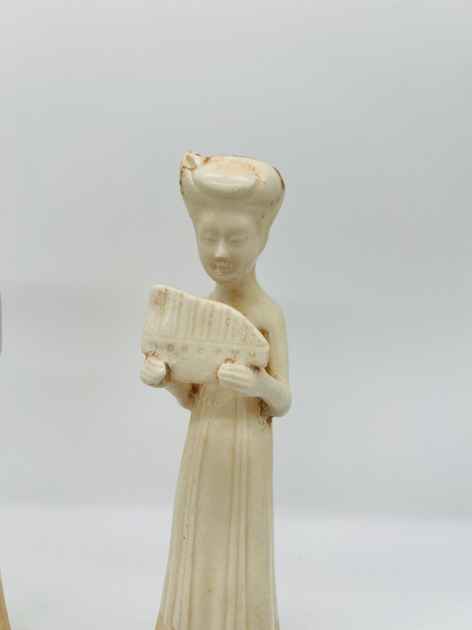 Cette étonnante paire de statues mortuaires chinoises en terre cuite, créées dans le style de la dynastie Tang, reflète l'ancienne tradition consistant à placer des figurines dans les tombes pour accompagner le défunt dans l'au-delà. Chaque statue