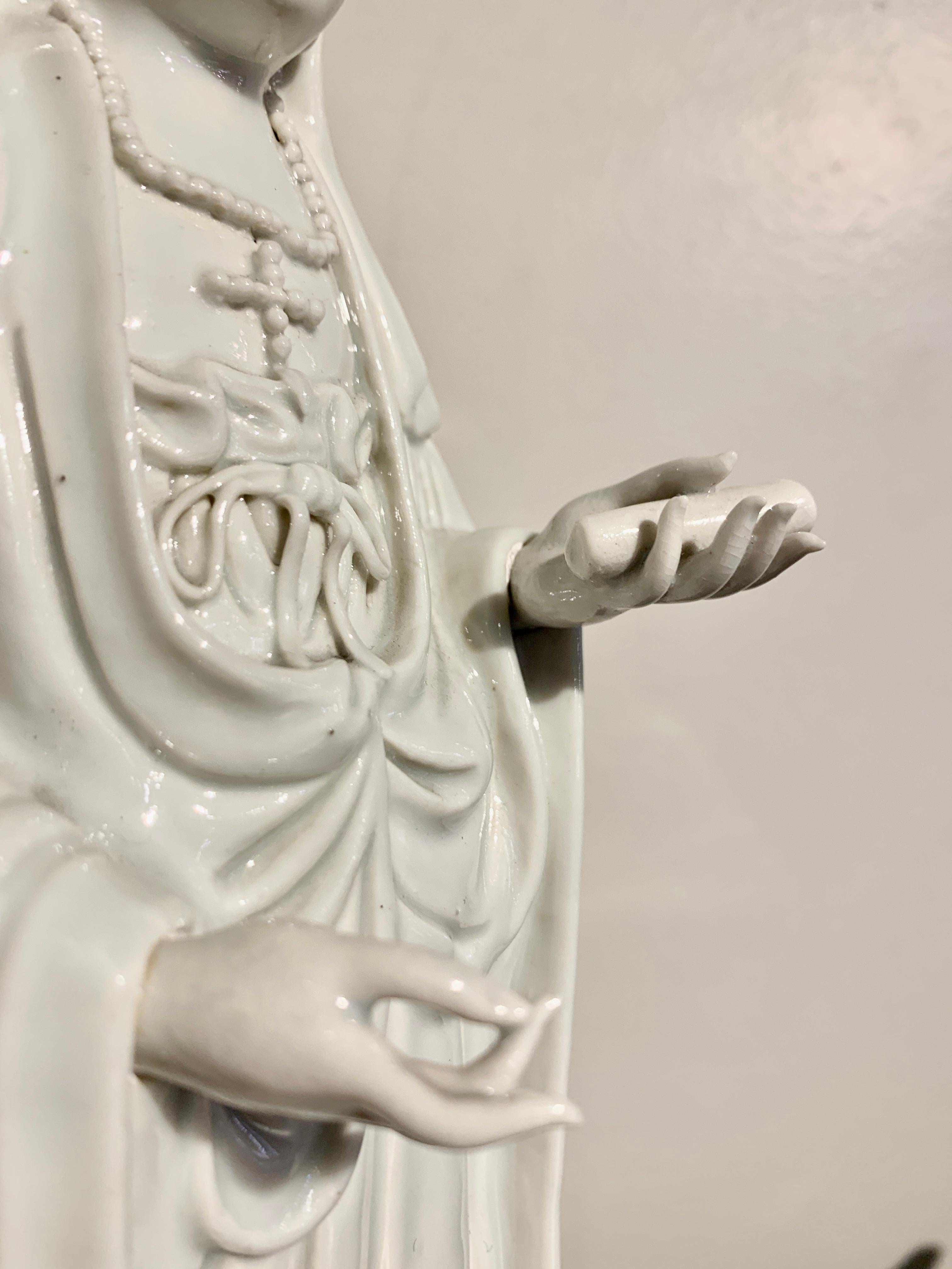 Paar chinesische weiß glasierte Guanyin-Sessel, Qing-Dynastie, 18. Jahrhundert im Angebot 6