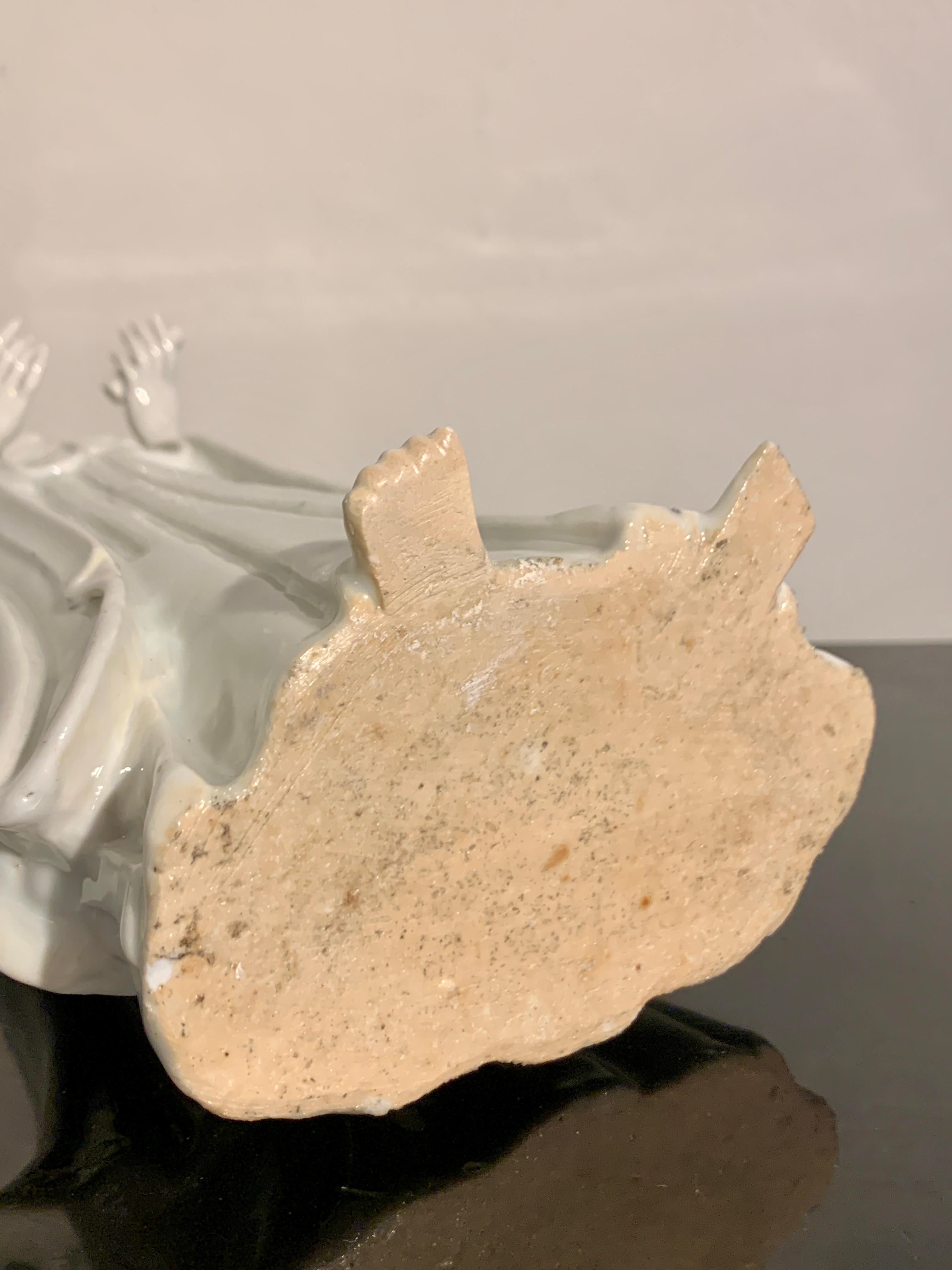 Coppia di Guanyin cinesi smaltati di bianco, Dinastia Qing, XVIII secolo, Cina in vendita 8